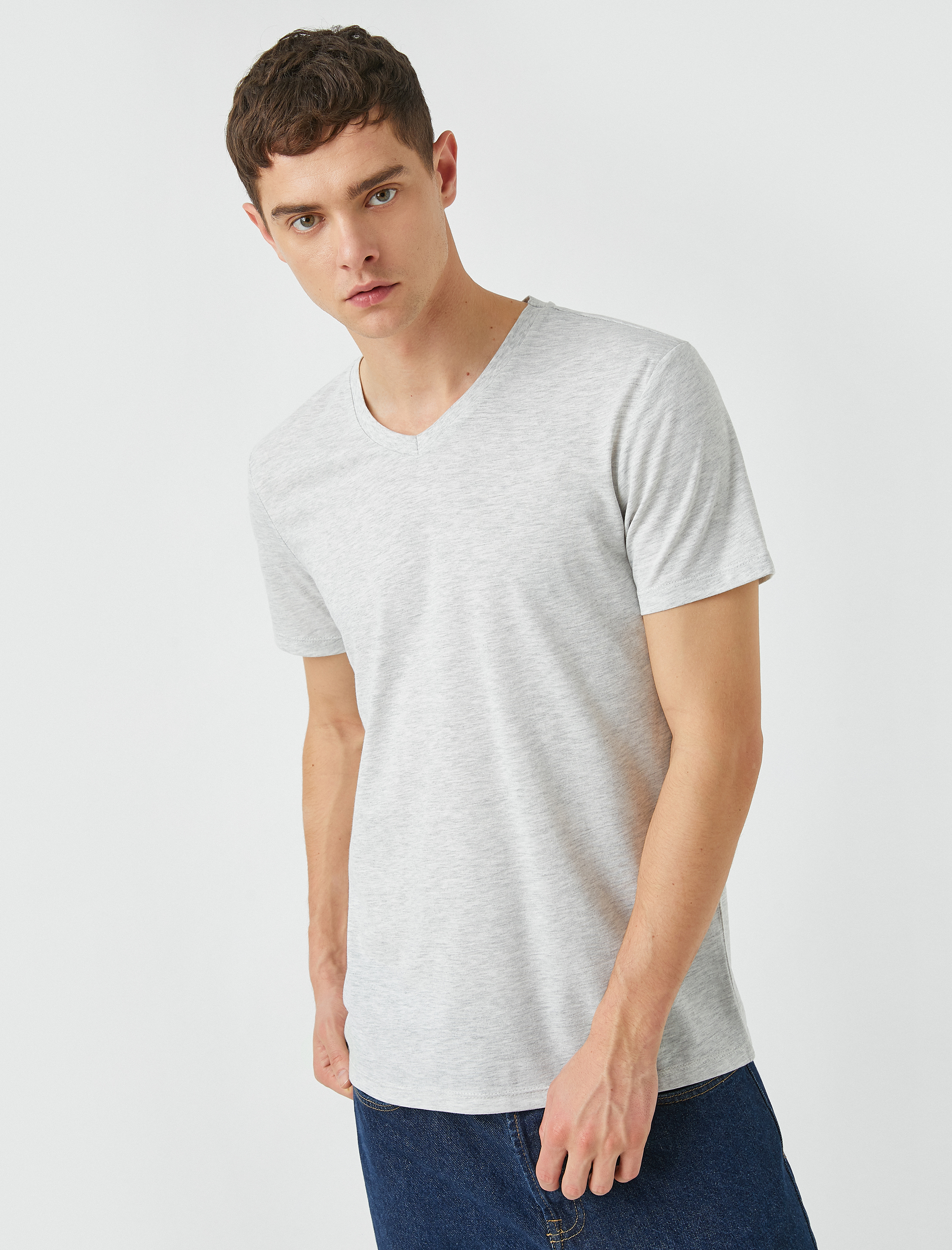   V Yaka Basic Tişört