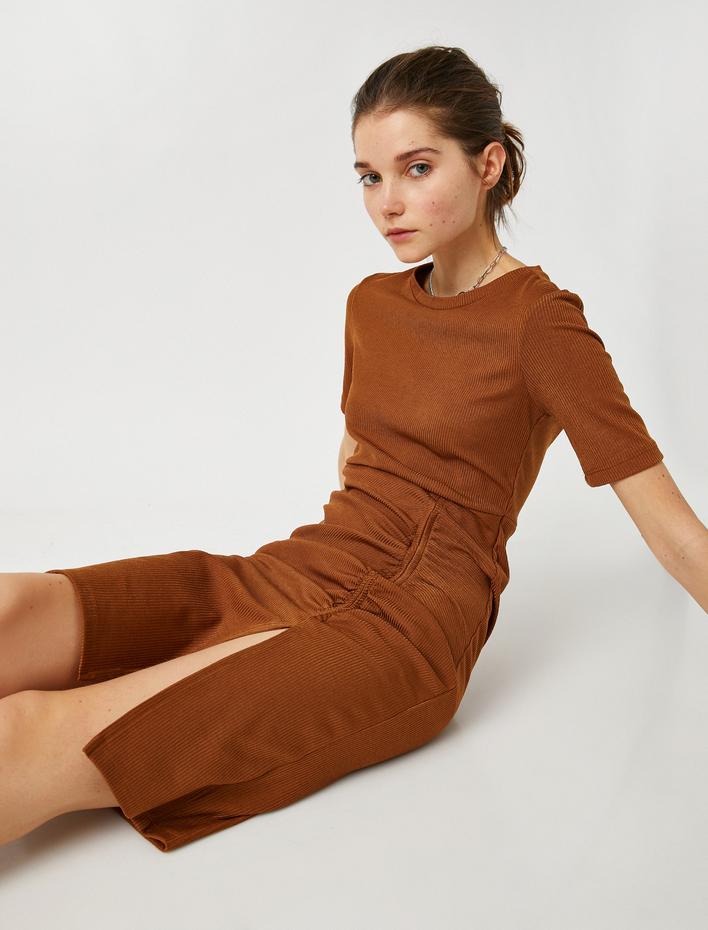  Kısa Kollu Büzgü Detaylı Yırtmaç Detaylı Elbise