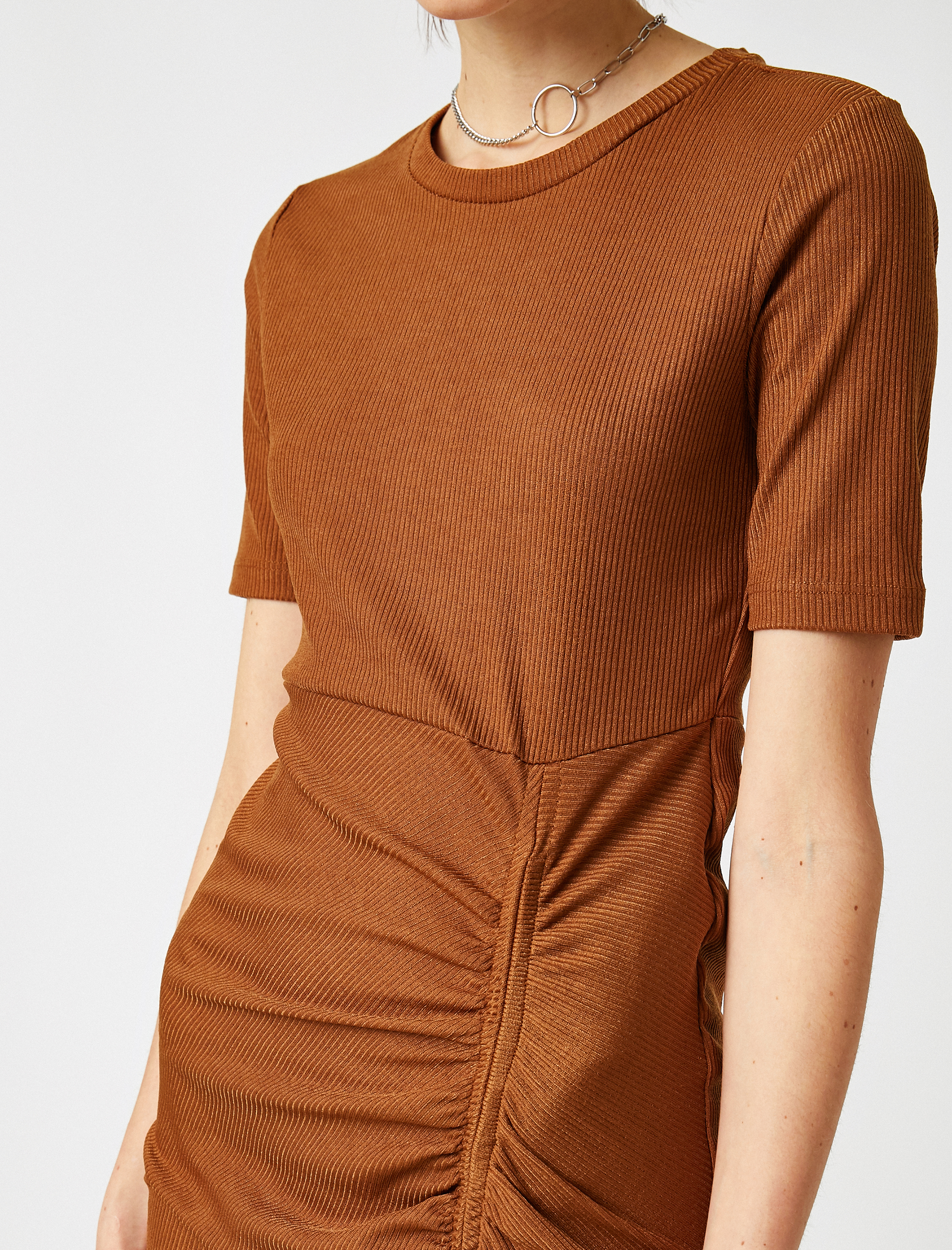   Kısa Kollu Büzgü Detaylı Yırtmaç Detaylı Elbise