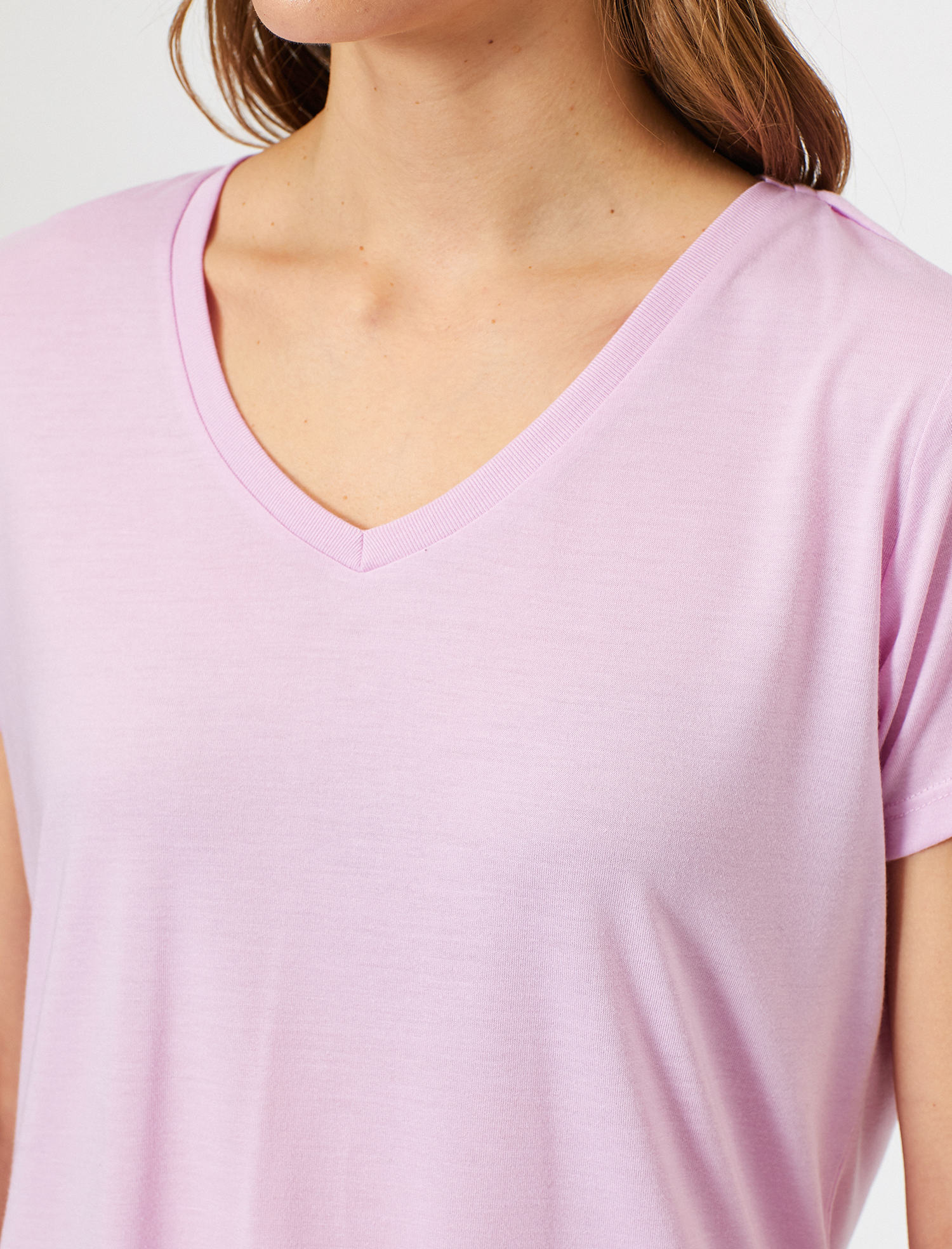   V Yaka Rahat Kalıp Basic Tişört