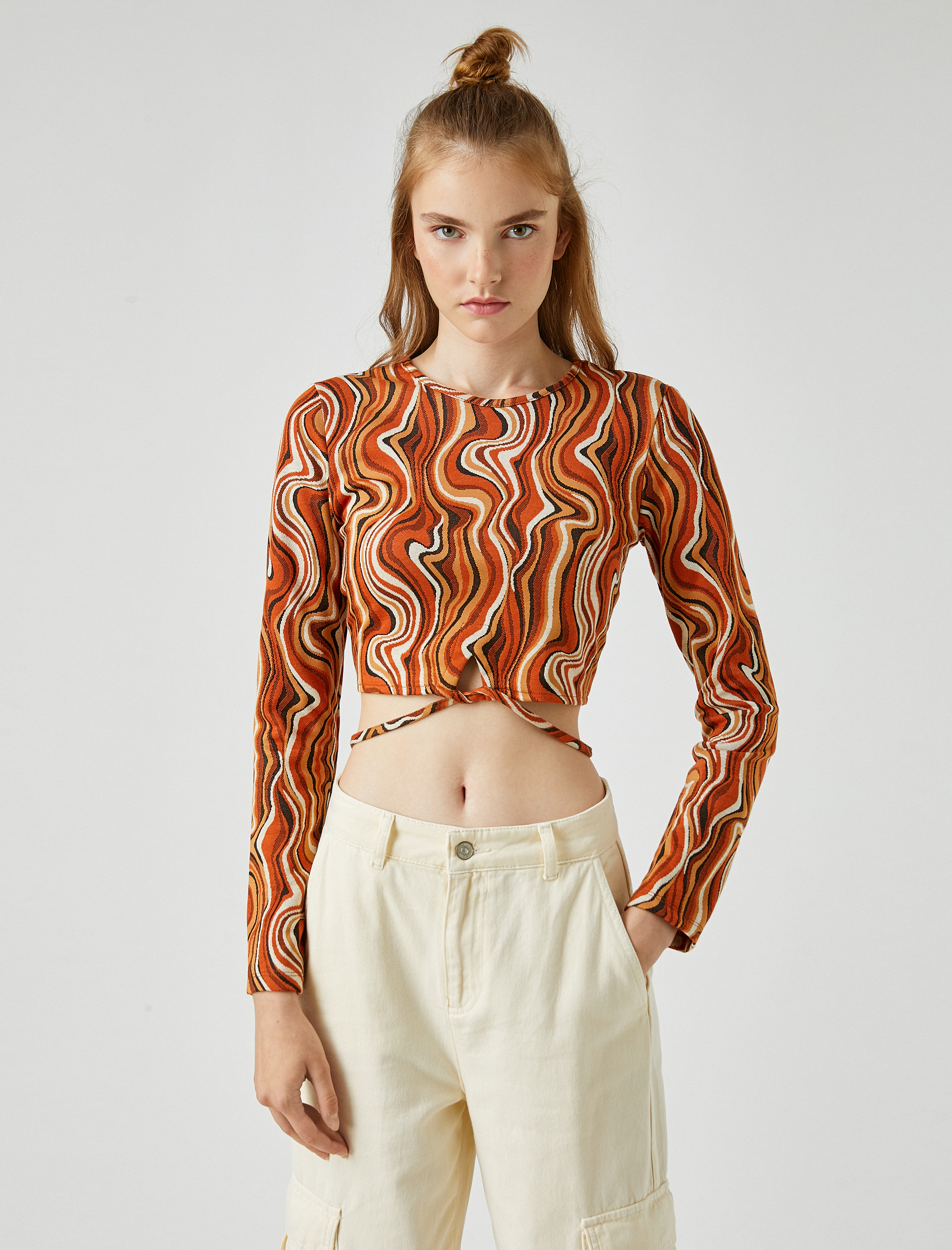   Uzun Kollu Tişört Crop Pencere Detaylı