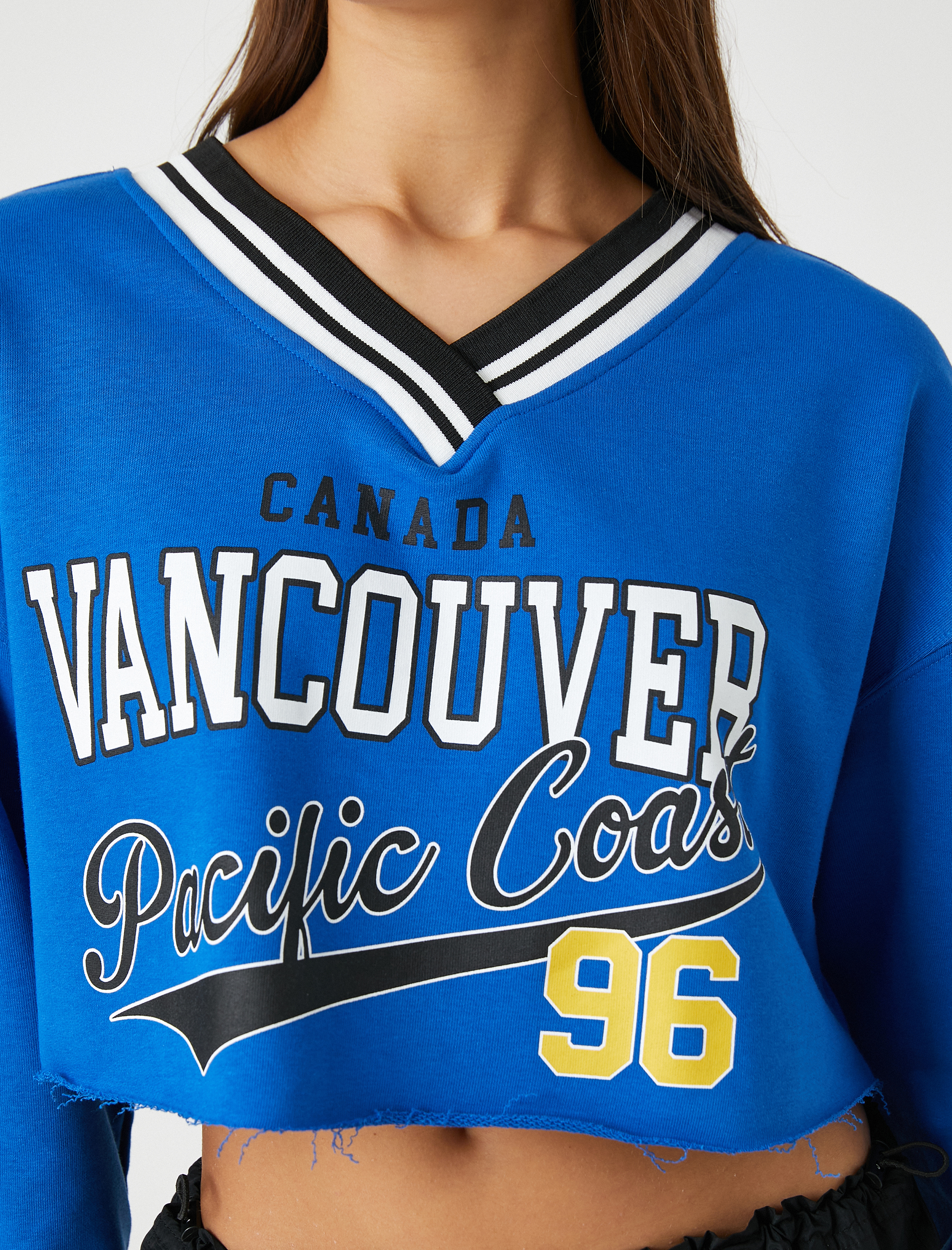   Crop Sweatshirt Kolej Baskılı V Yaka Uzun Kollu