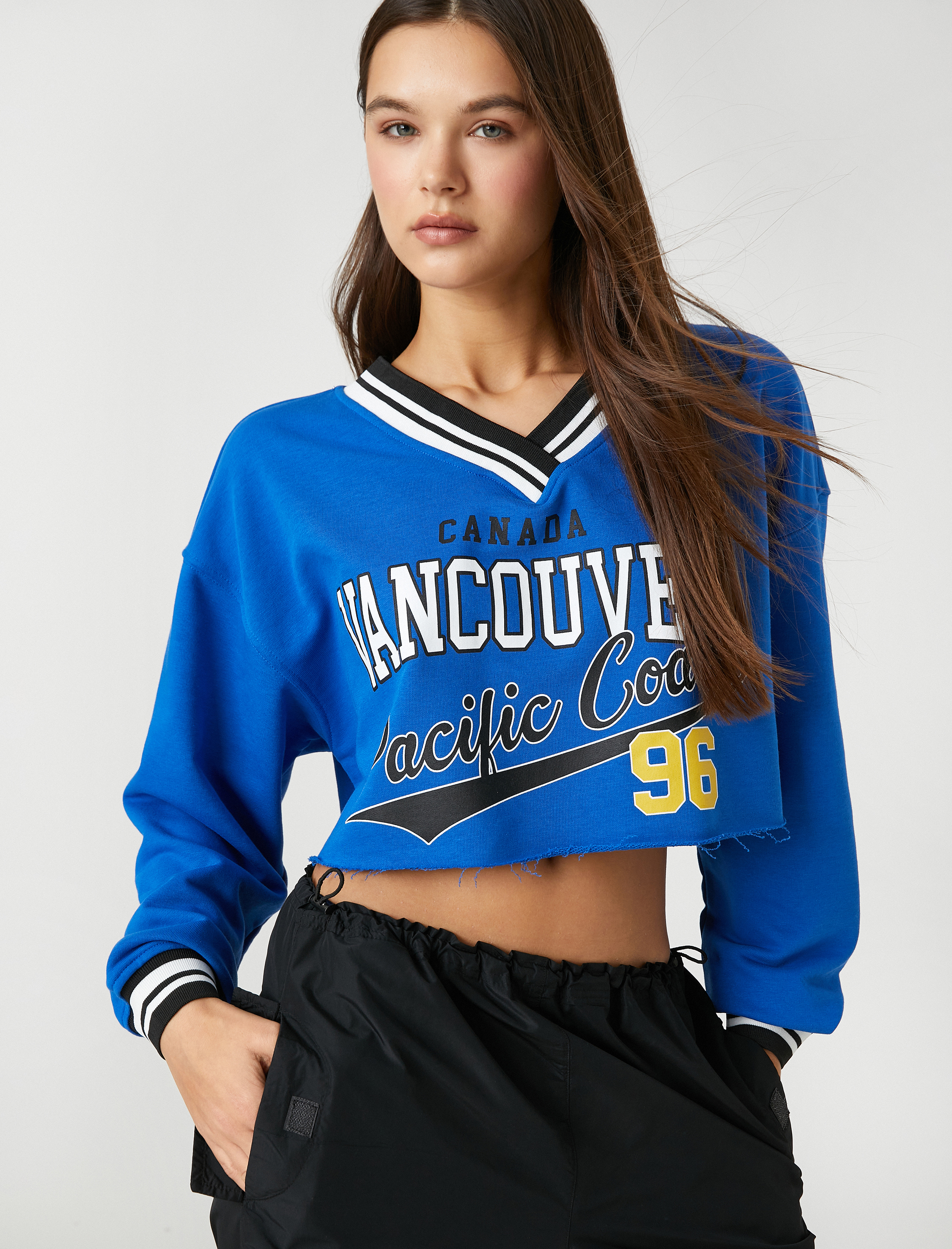   Crop Sweatshirt Kolej Baskılı V Yaka Uzun Kollu