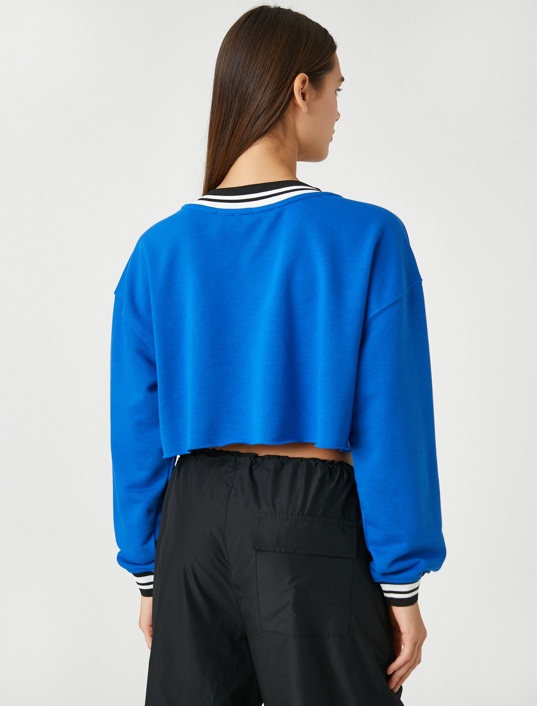   Crop Sweatshirt Kolej Baskılı V Yaka Uzun Kollu