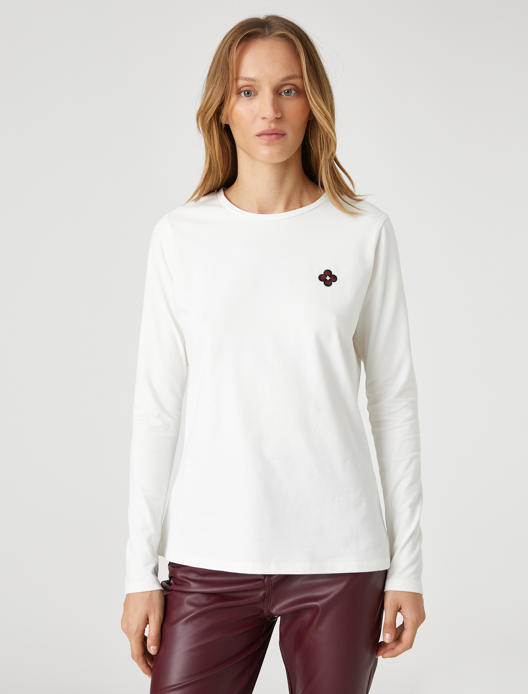   Uzun Kollu Tişört Minimal İşlemeli