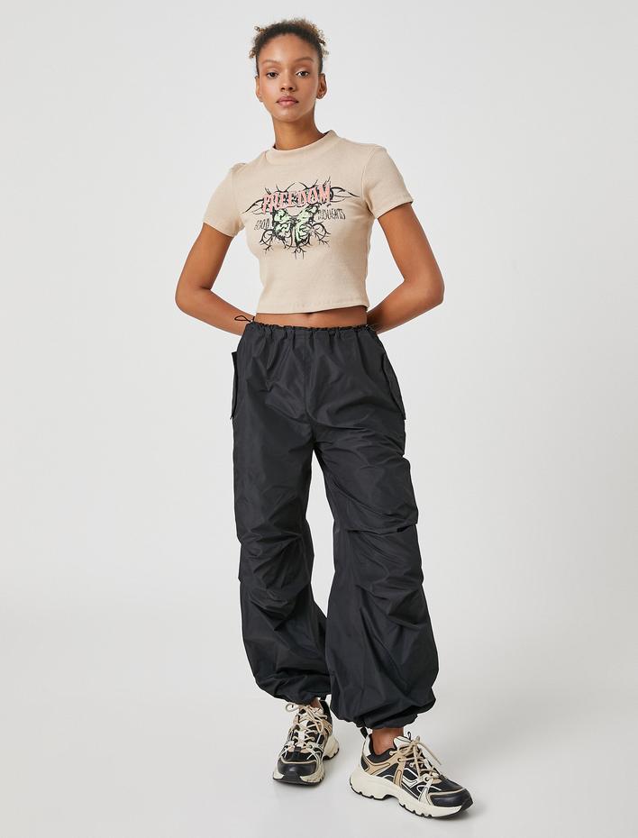  Crop Tişört Dik Yaka Kısa Kollu Baskılı