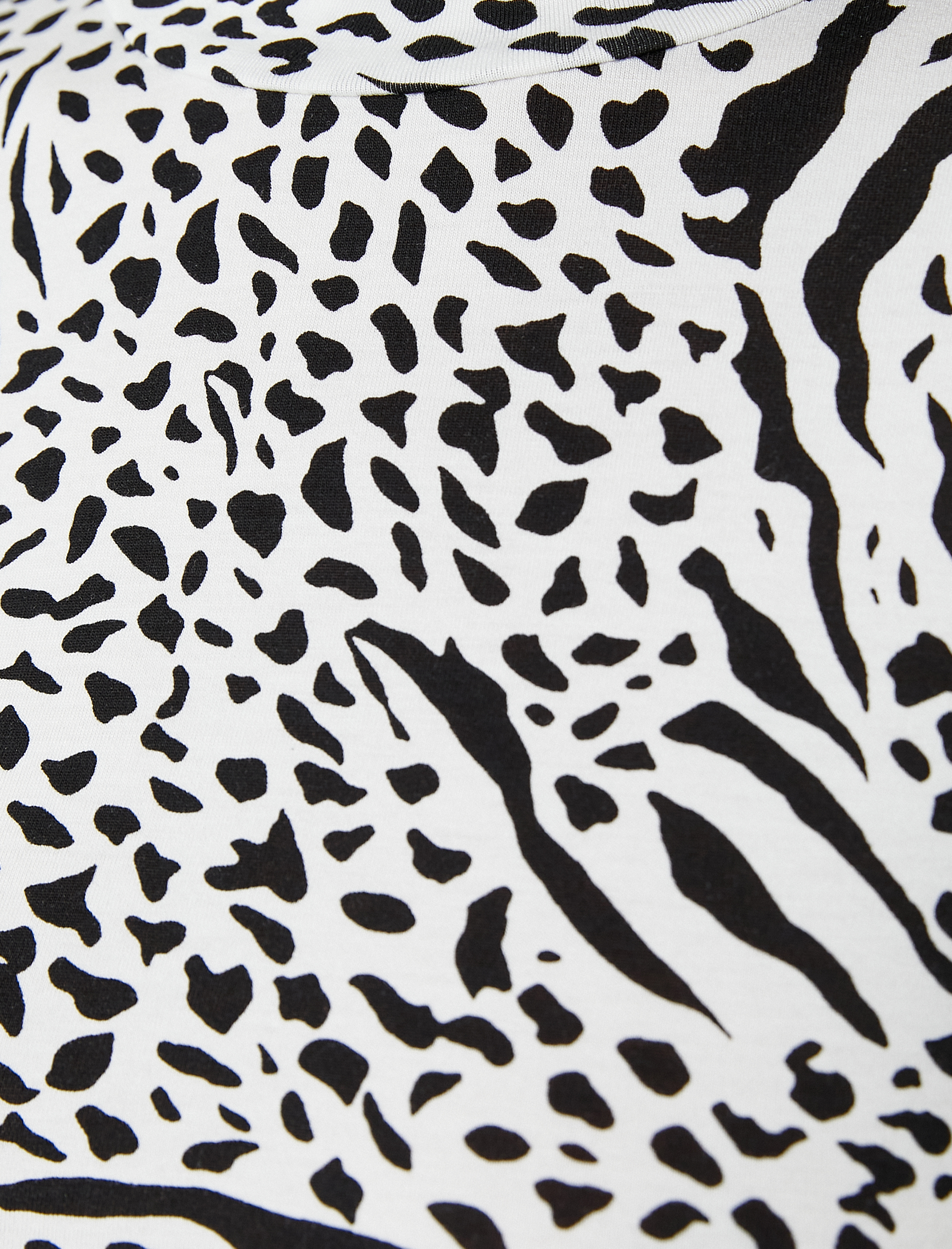  Zebra Desenli Uzun Kollu Tişört Boğazlı Yaka