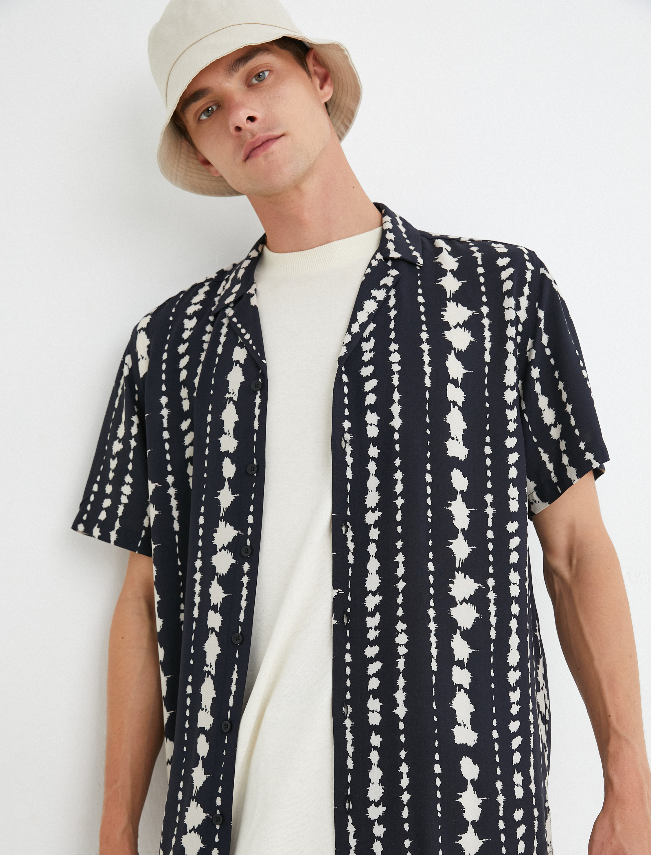   Kısa Kollu Gömlek Devrik Yaka Etnik Detaylı Düğmeli