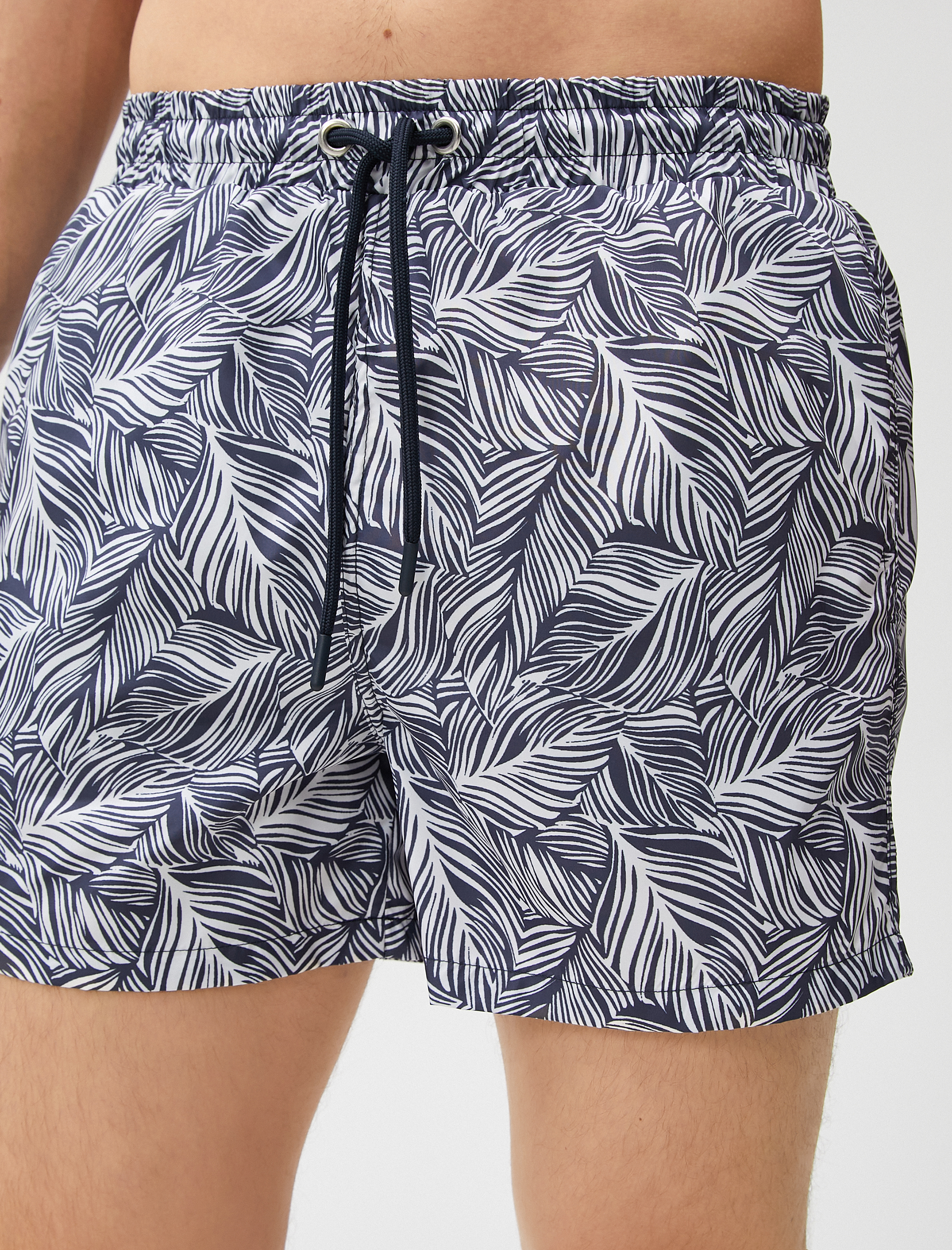 Deniz Şortu Yaprak Baskılı Beli Bağcıklı Cepli