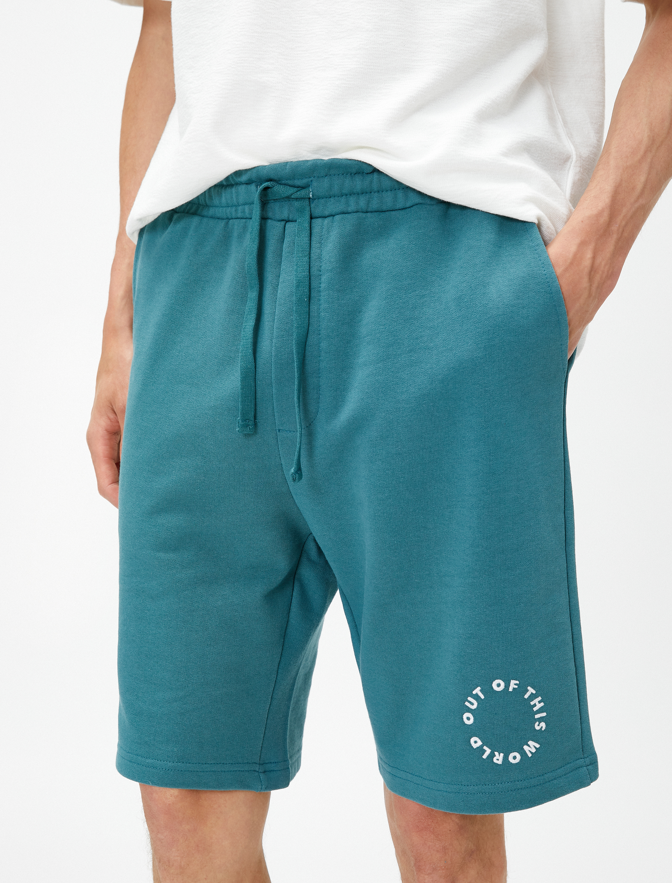 Beli Bağcıklı Şort Slogan Baskılı Cep Detaylı