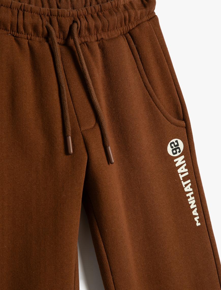  Erkek Çocuk Jogger Eşofman Altı Şardonlu Beli Bağlamalı Baskı Detaylı Pamuklu