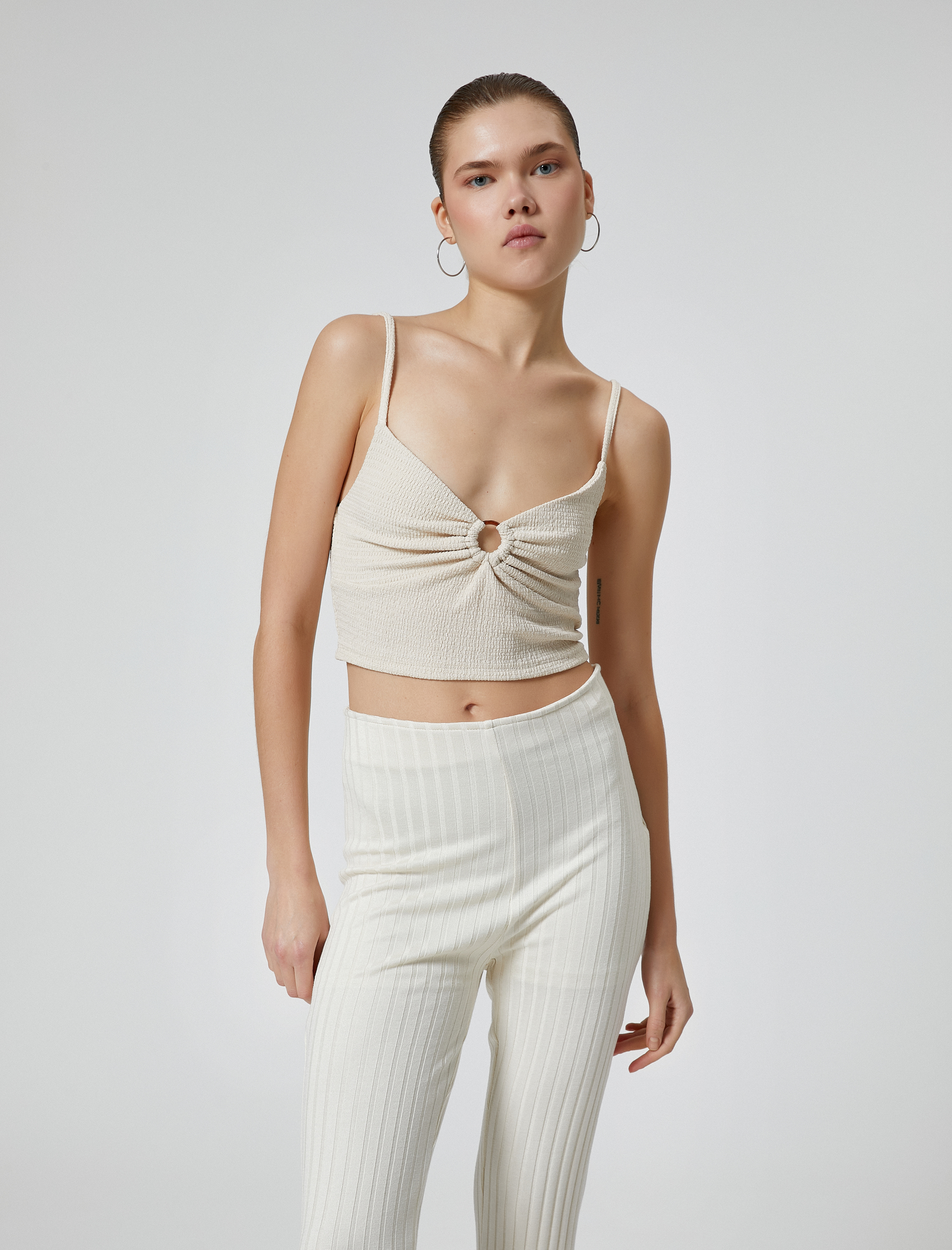   İnce Askılı Crop Büstiyer Kalp Yaka Pencere Detaylı Bürümcük