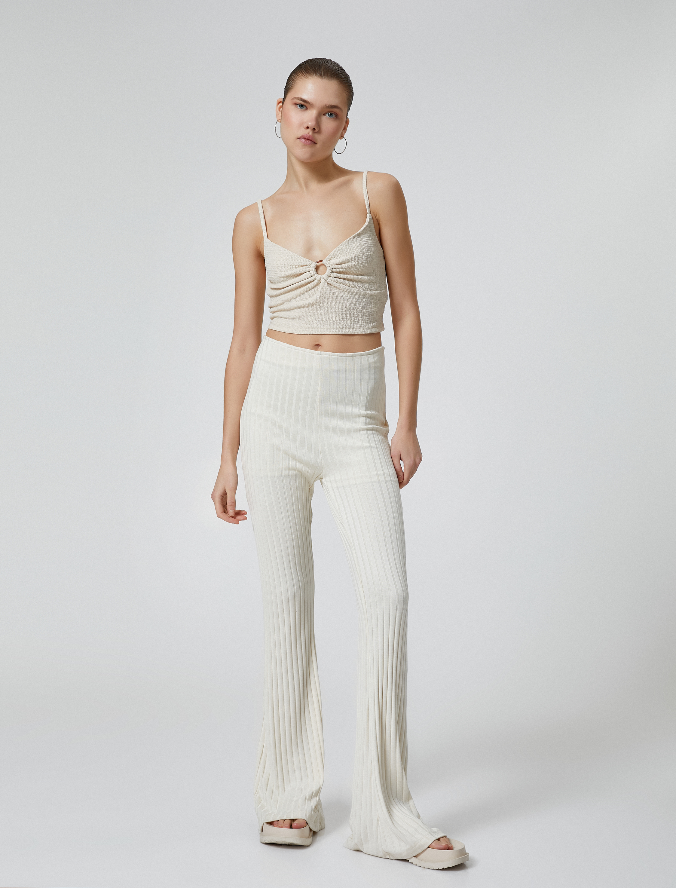   İnce Askılı Crop Büstiyer Kalp Yaka Pencere Detaylı Bürümcük