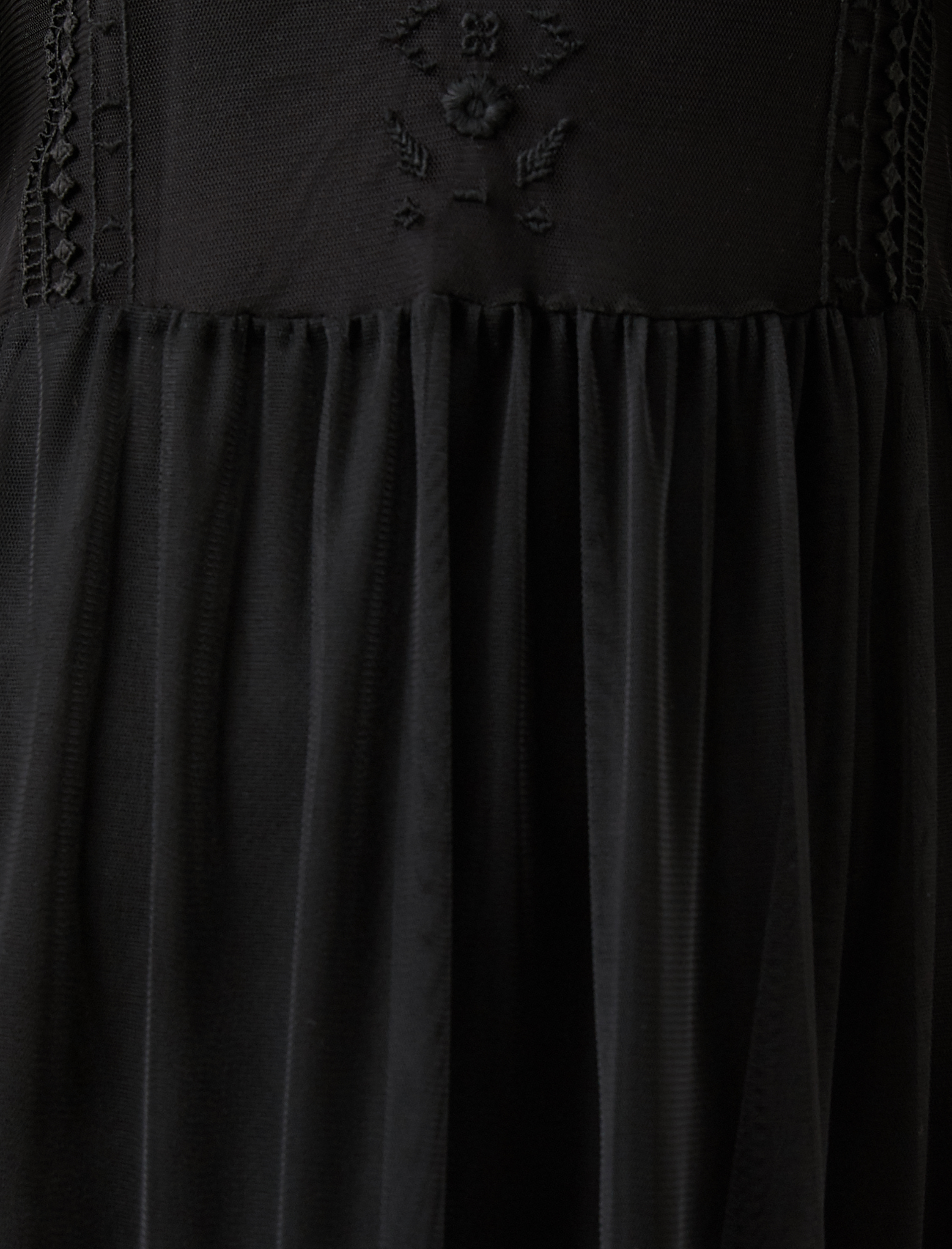   Tül Detaylı Fırfırlı Elbise