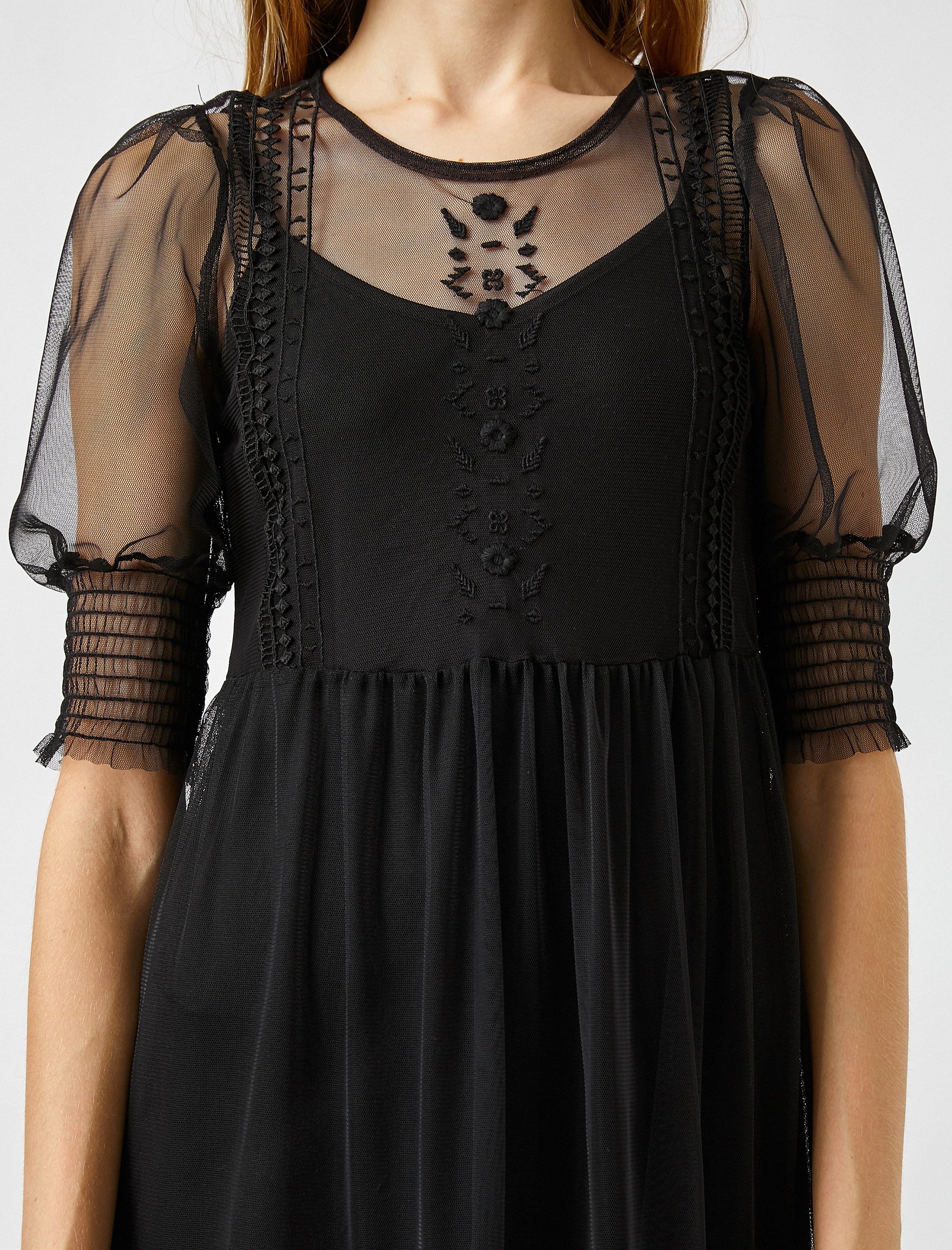   Tül Detaylı Fırfırlı Elbise