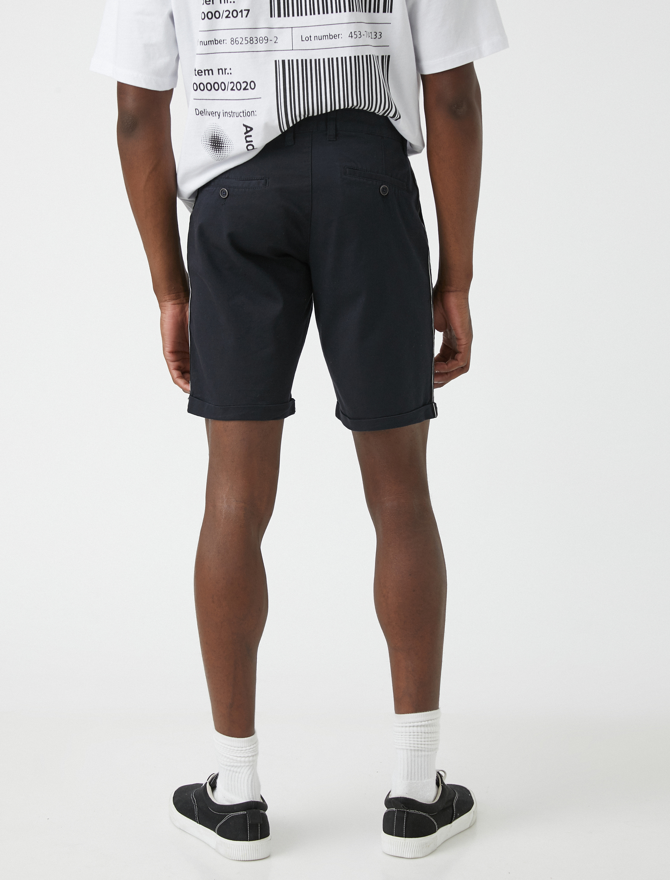   Cep Detaylı Yanı Şeritli Slim Fit Şort