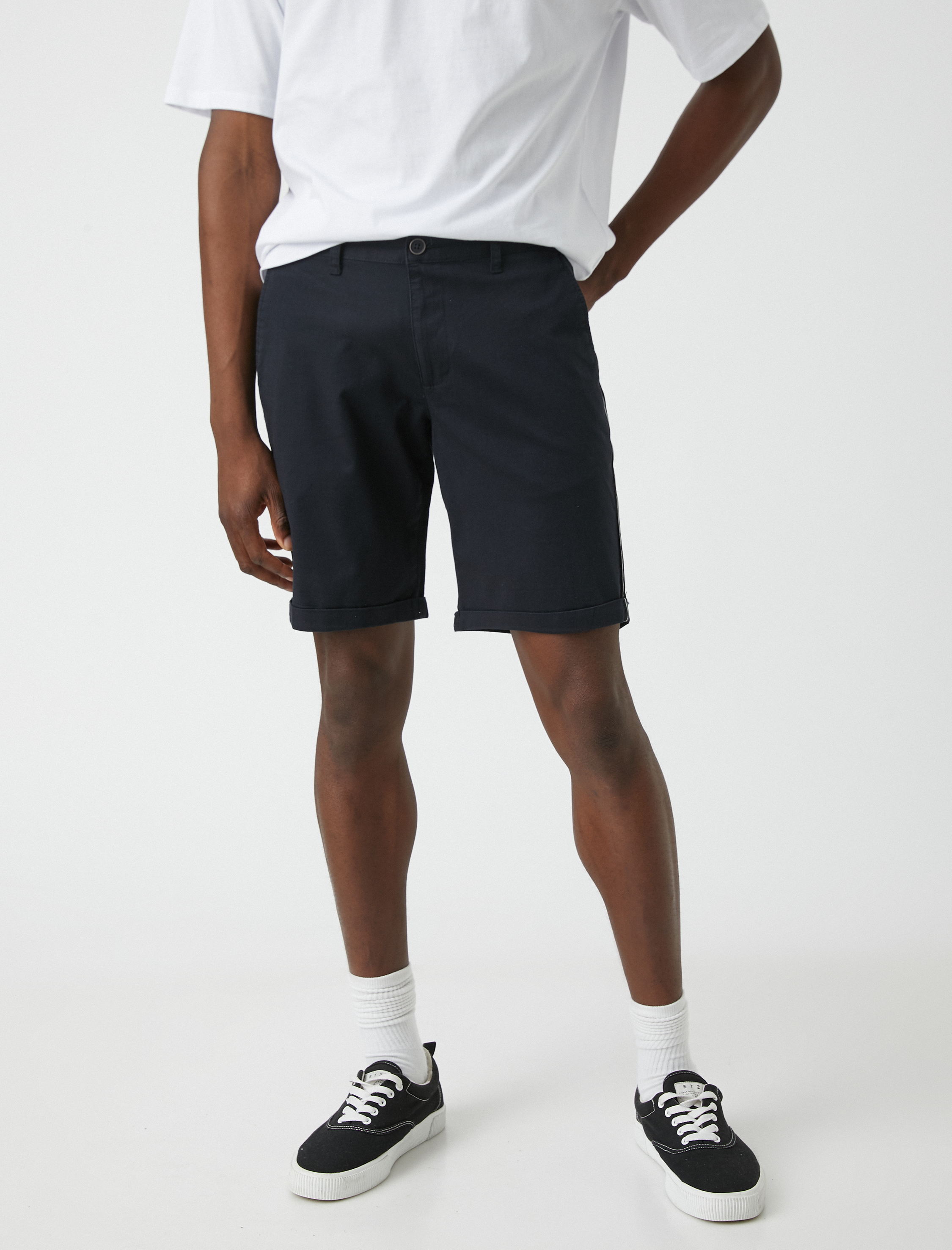   Cep Detaylı Yanı Şeritli Slim Fit Şort