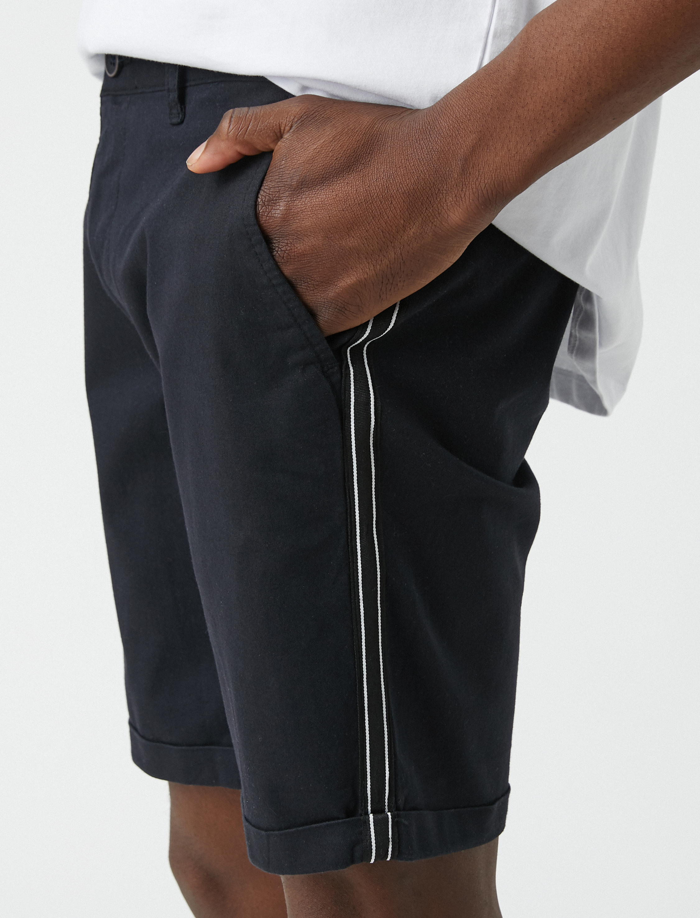   Cep Detaylı Yanı Şeritli Slim Fit Şort