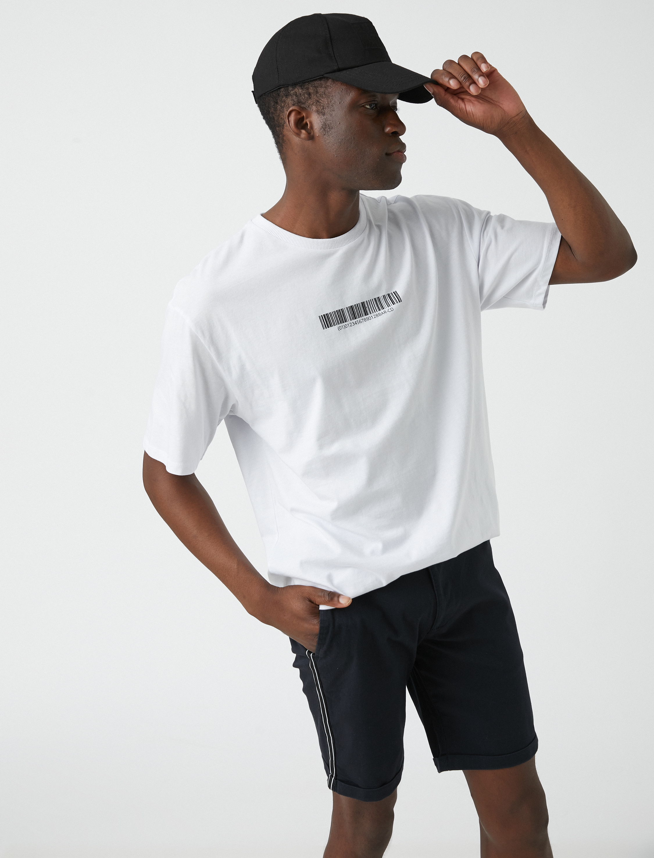   Cep Detaylı Yanı Şeritli Slim Fit Şort