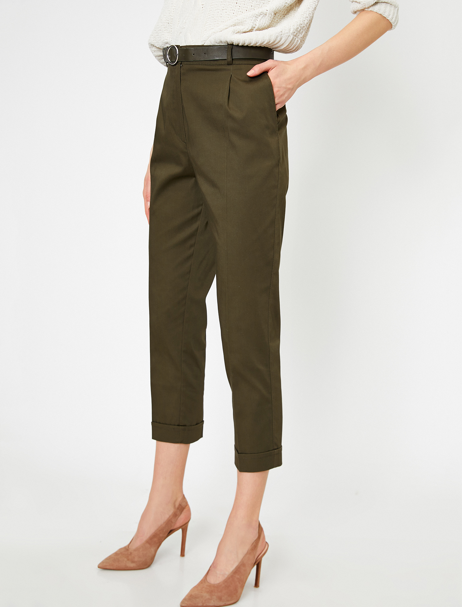   Kemer Detaylı Kısa Paça Pantolon