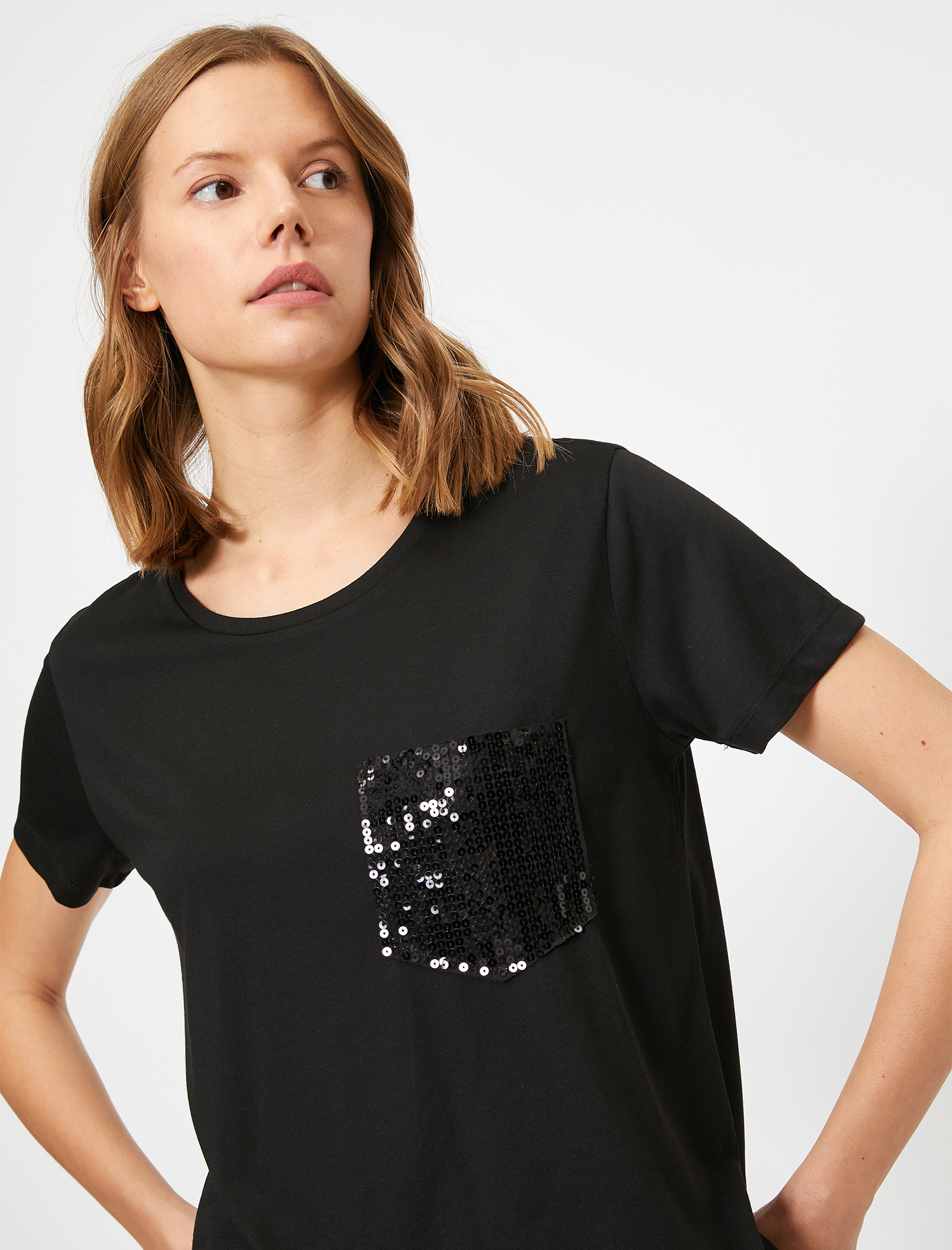   Pul Payet Cep Detaylı Standart Kalıp Bisiklet Yaka Tişört