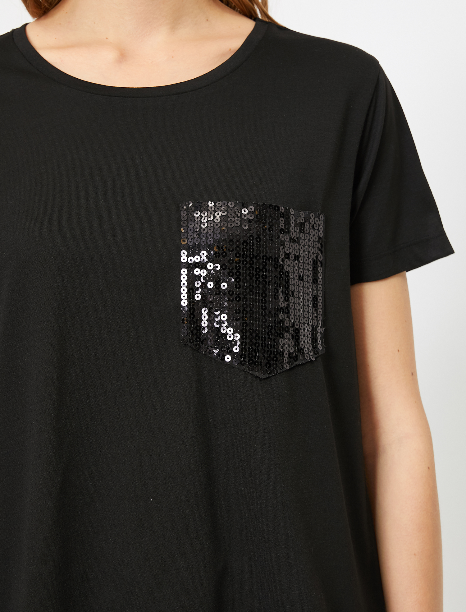   Pul Payet Cep Detaylı Standart Kalıp Bisiklet Yaka Tişört