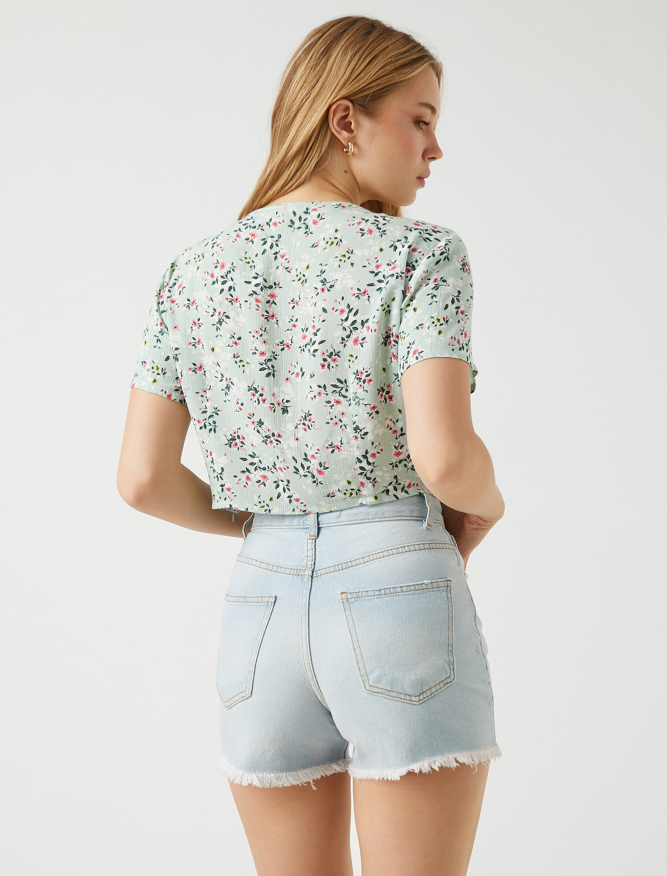   Çiçekli Crop Bluz V Yaka Bağlama Detaylı