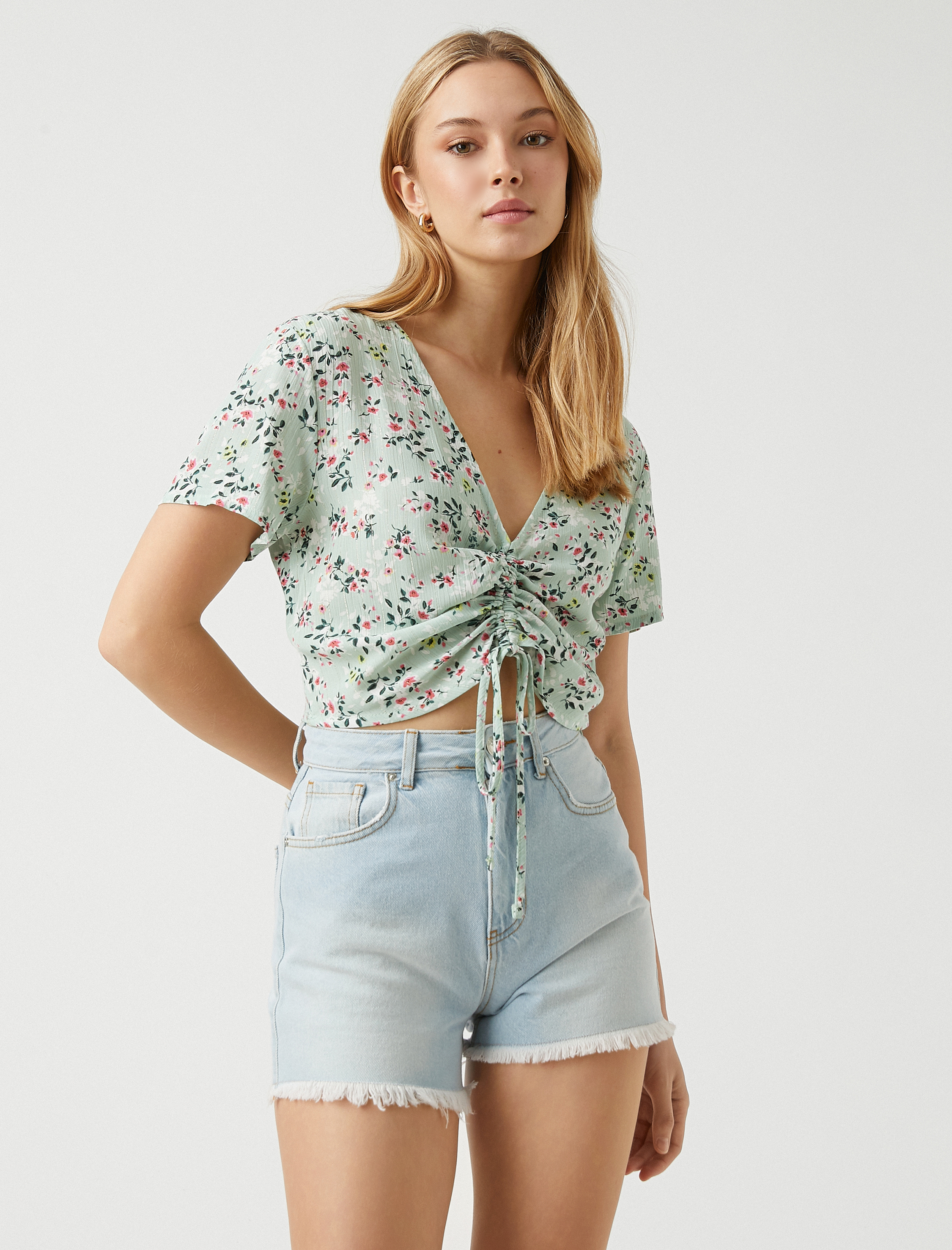   Çiçekli Crop Bluz V Yaka Bağlama Detaylı