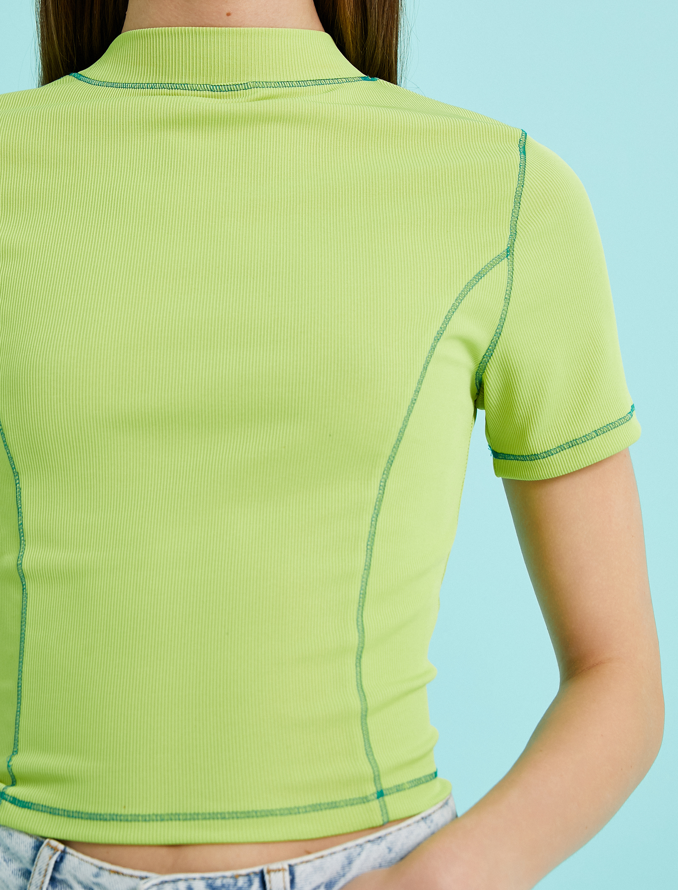   Dik Yaka Crop Tişört Kısa Kollu