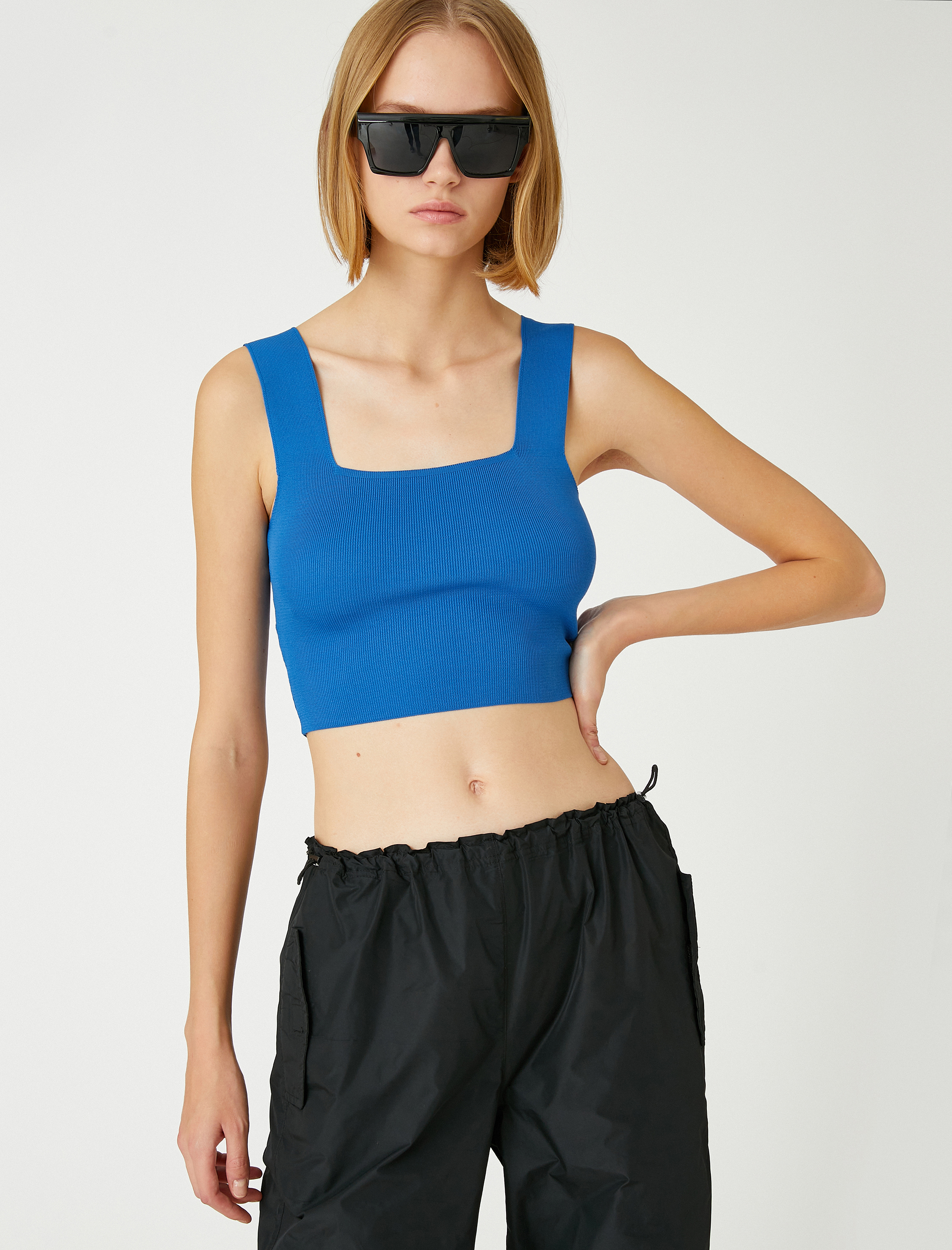   Crop Atlet Kalın Askılı Kare Yaka