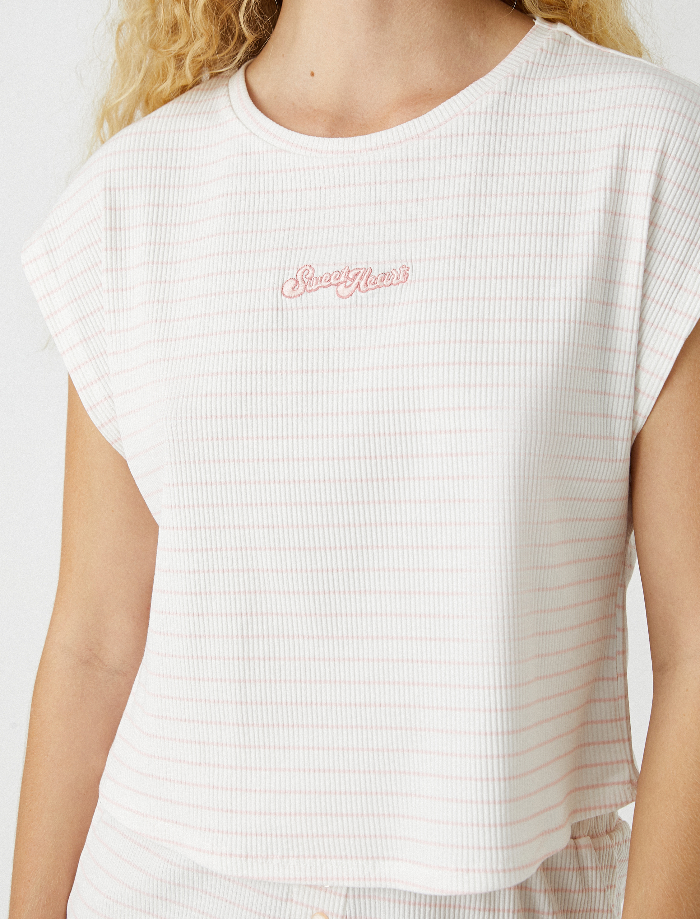 İşlemeli Pijama Üstü Kısa Kollu