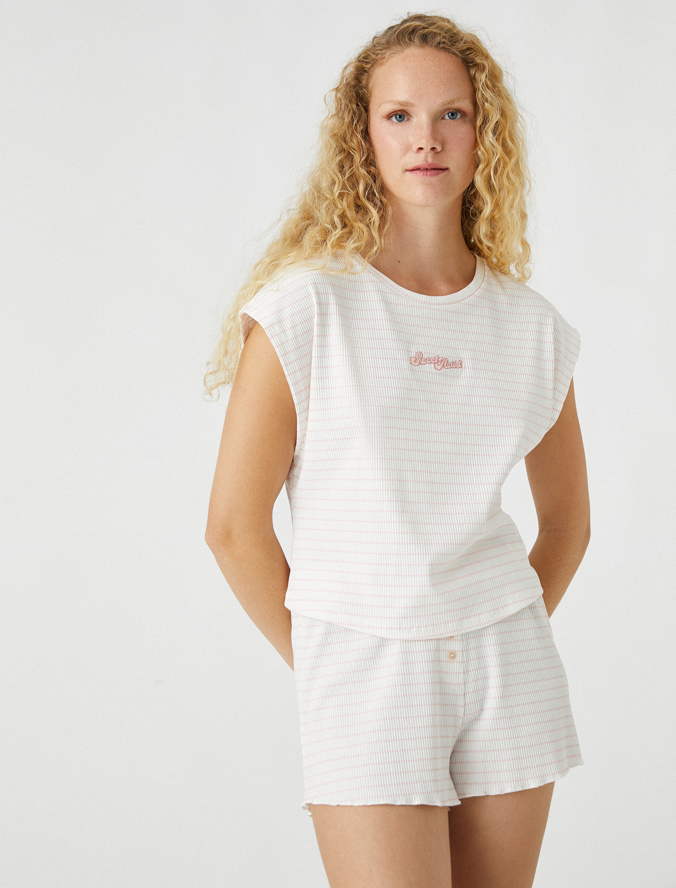 İşlemeli Pijama Üstü Kısa Kollu