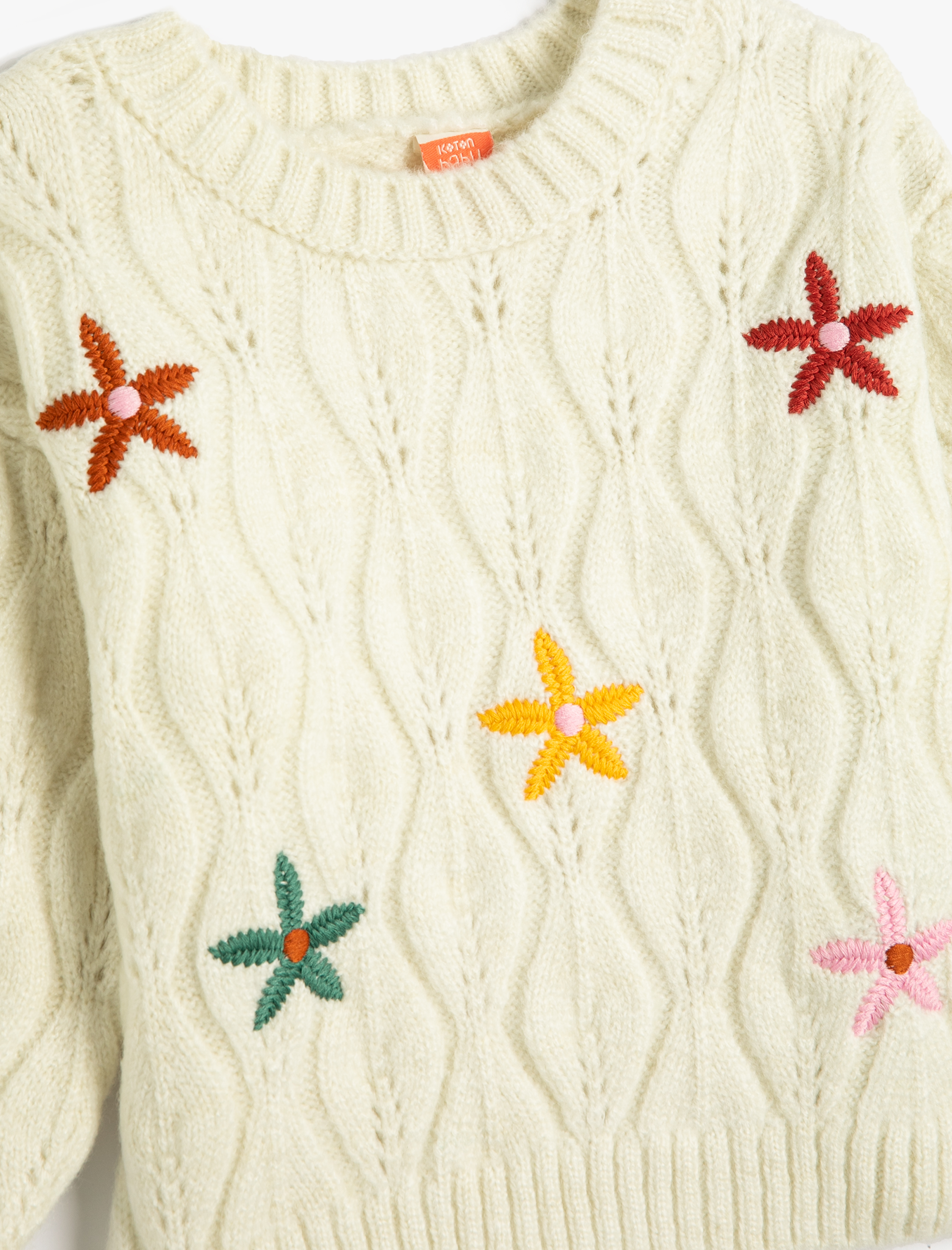 Kız Bebek Örgü Kazak Çiçek İşlemeli Ajurlu Bisiklet Yaka