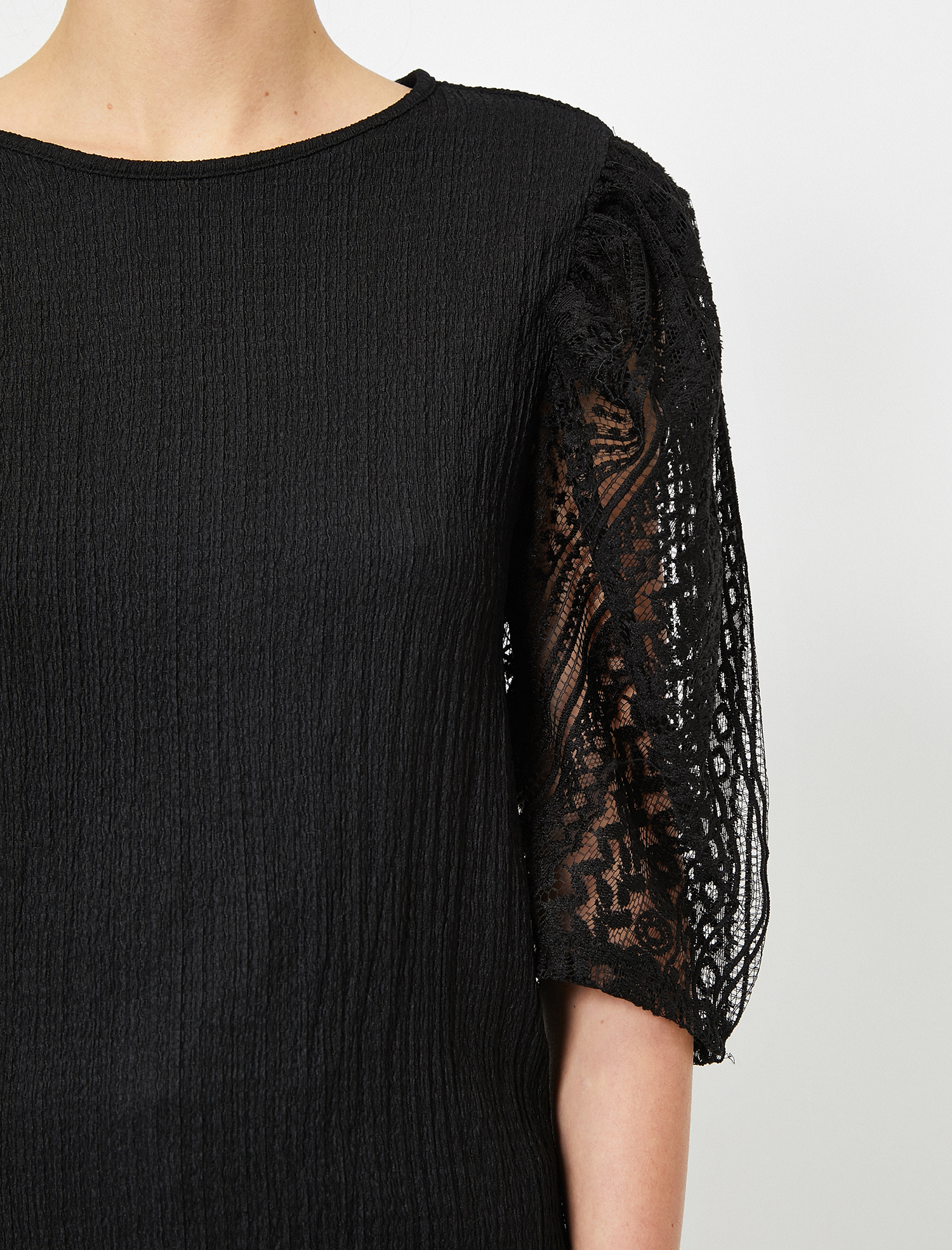   Uzun Kollu Tişört Dantel Detaylı