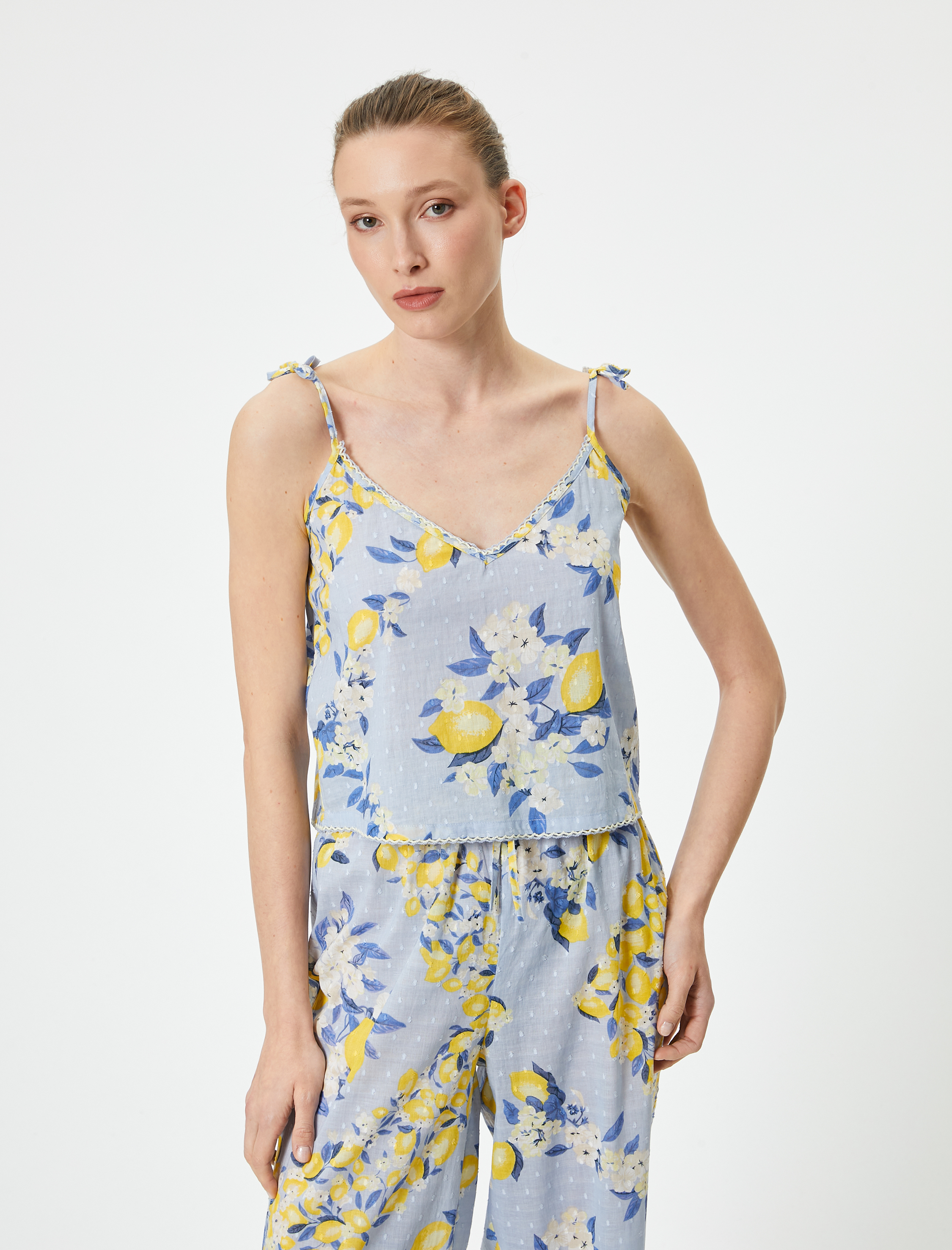   İnce Askılı Çiçekli Dantel Detaylı Atlet