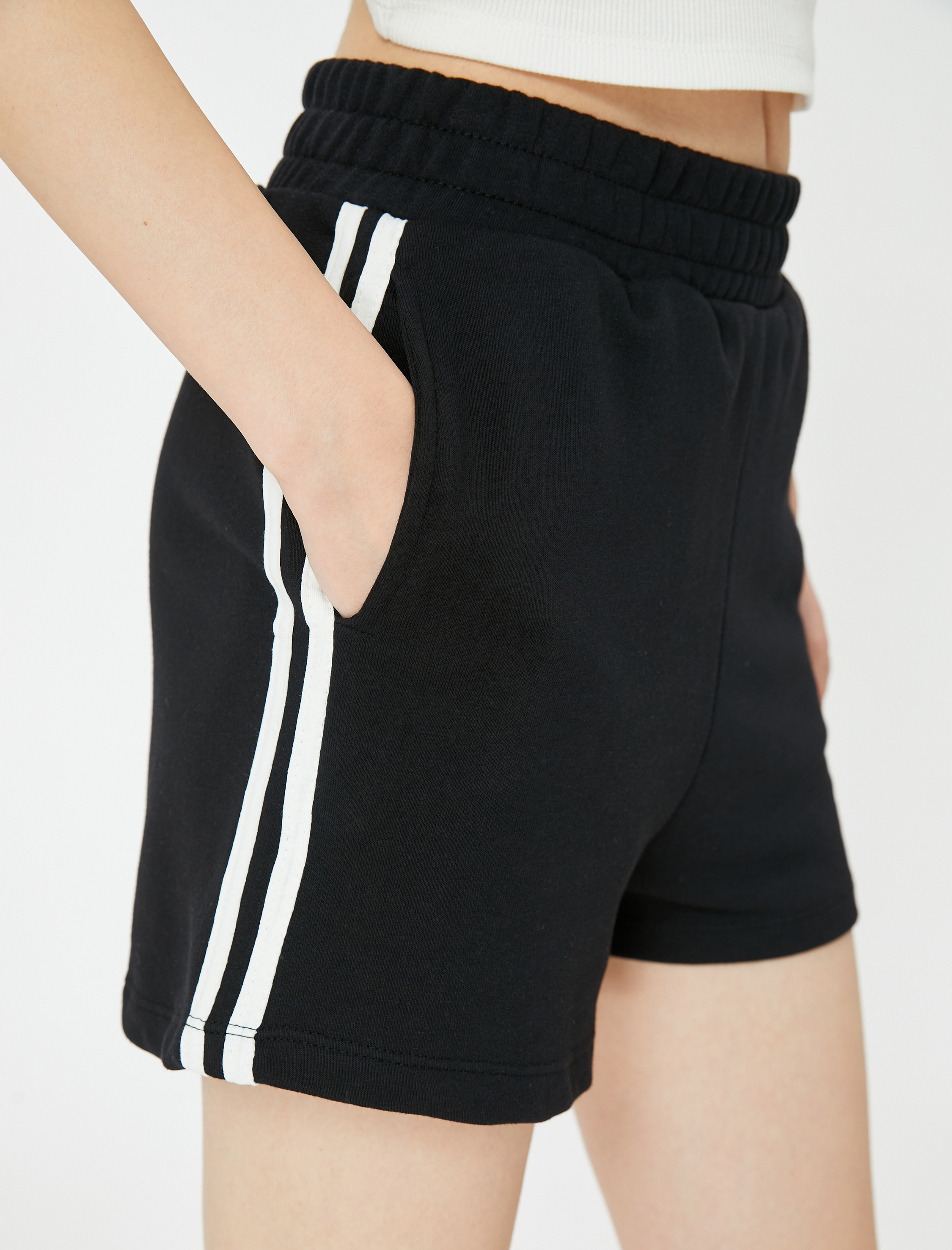 Mini Şort Yüksek Bel Yandan Çizgi Detaylı Cepli