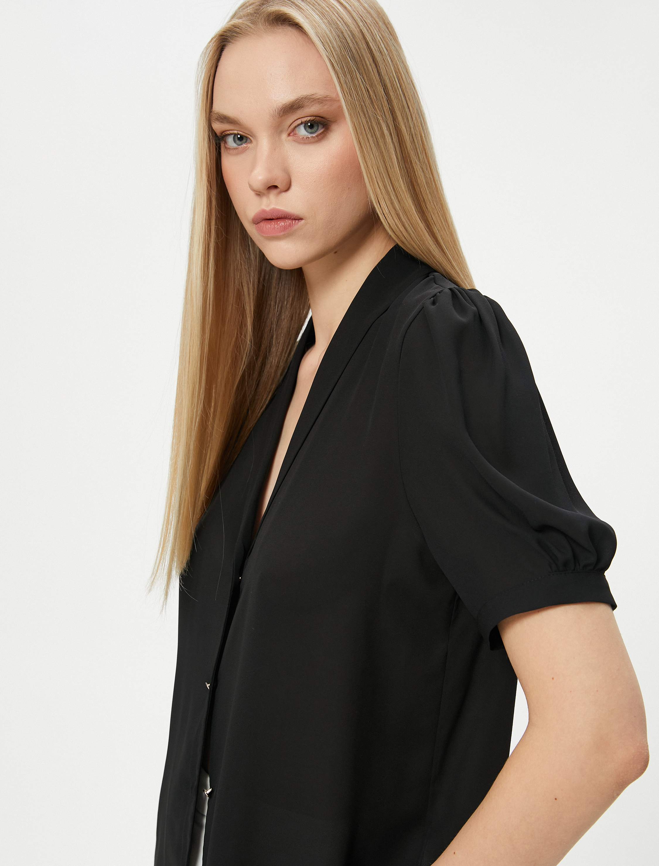   Kısa Kollu Gömlek Düğmeli V Yaka