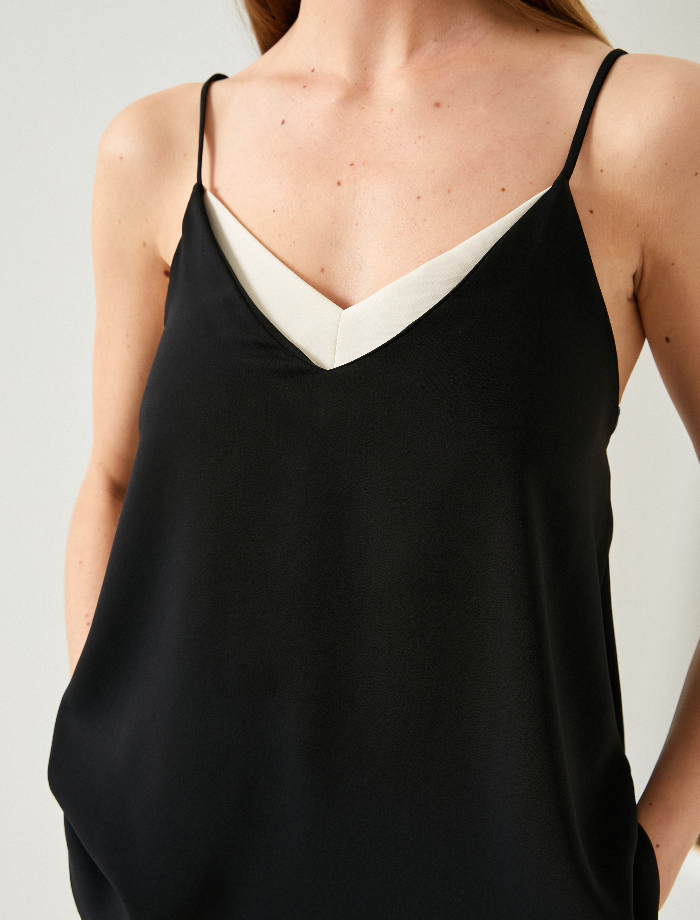   İnce Askılı Üst V Yaka Kumaş Detaylı