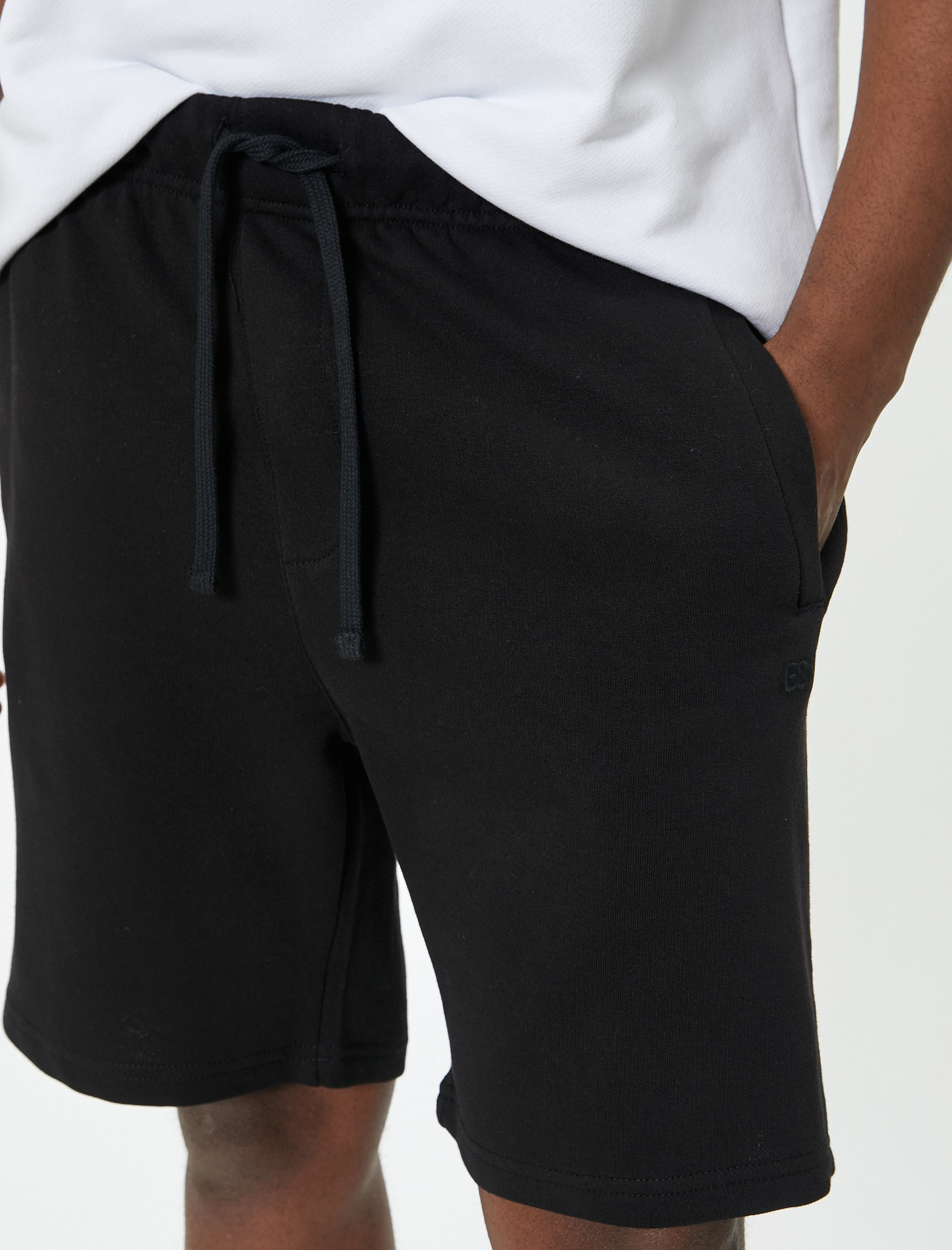   Basic Şort Diz Üstü Beli Bağcıklı Cep Detaylı