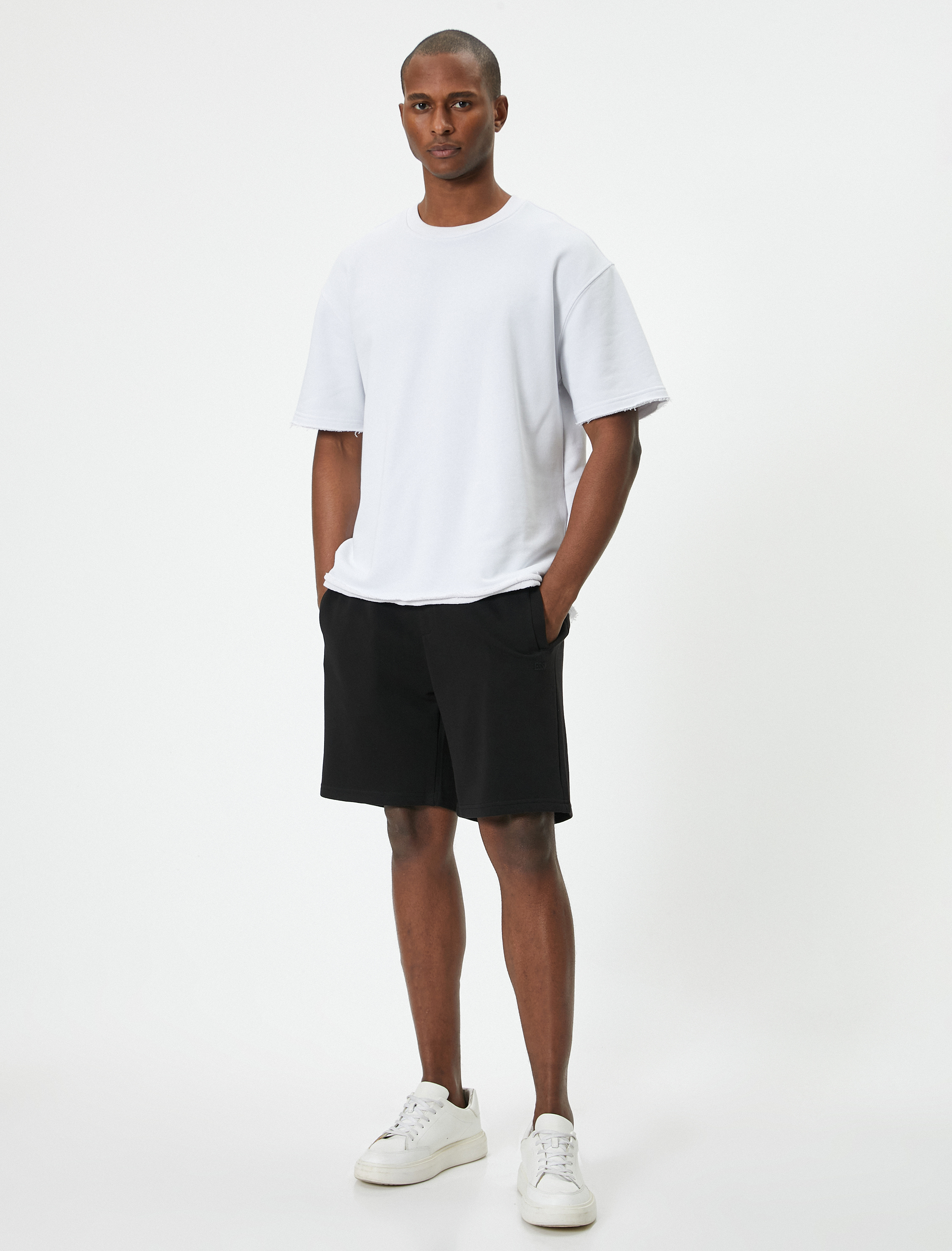   Basic Şort Diz Üstü Beli Bağcıklı Cep Detaylı