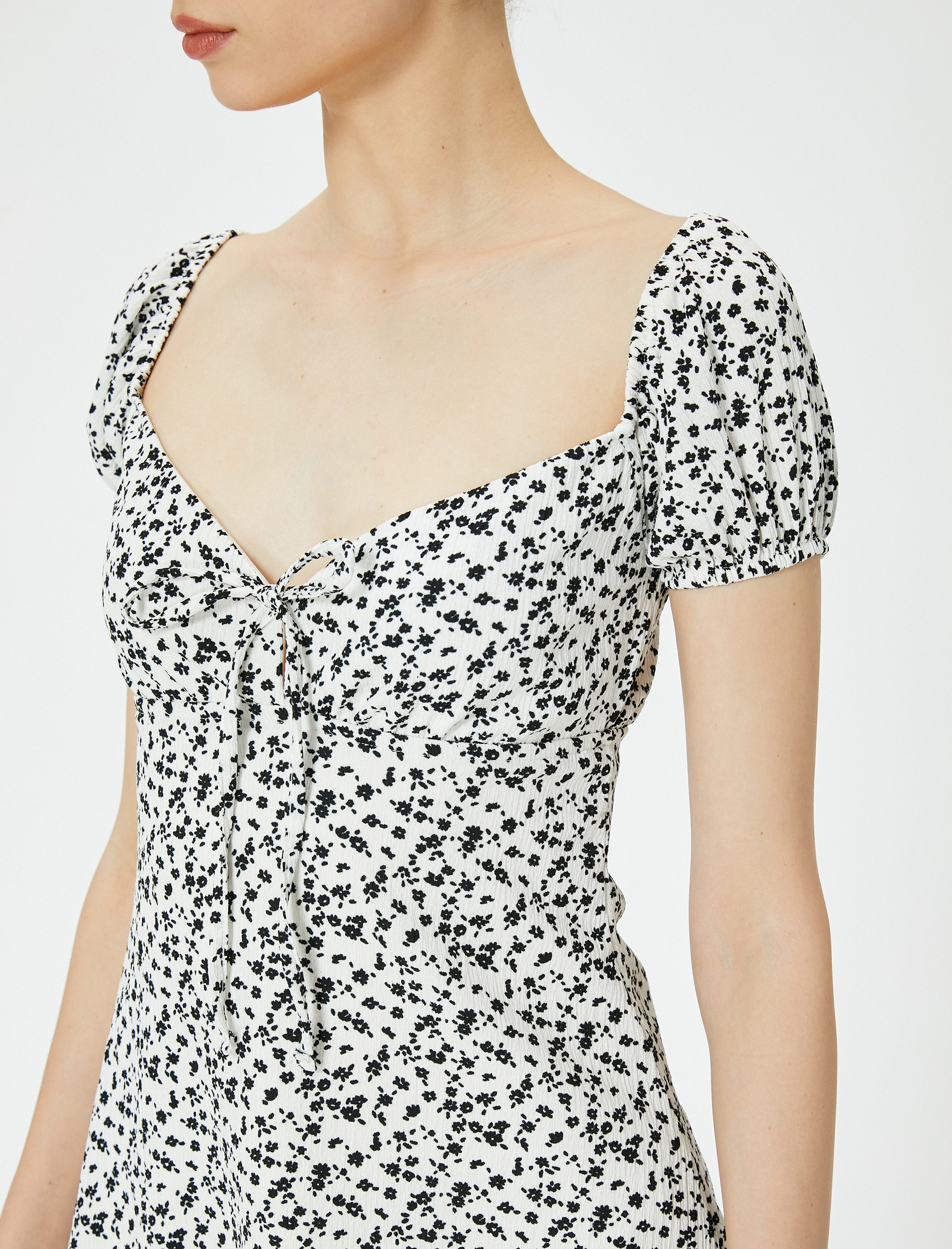   Mini Çiçekli Elbise Astarlı Kalp Yaka Önden Bağlama Detaylı Bürümcük