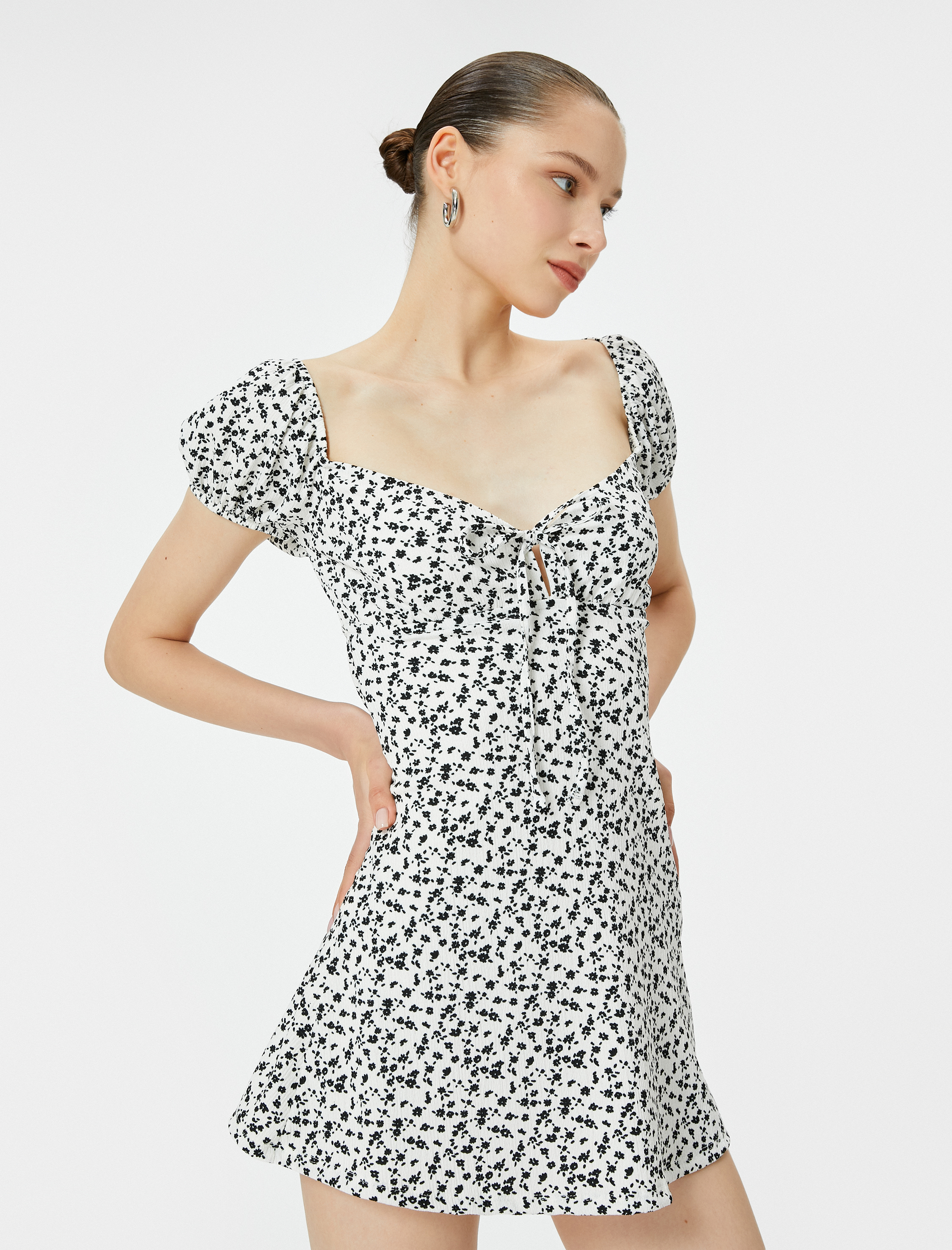   Mini Çiçekli Elbise Astarlı Kalp Yaka Önden Bağlama Detaylı Bürümcük