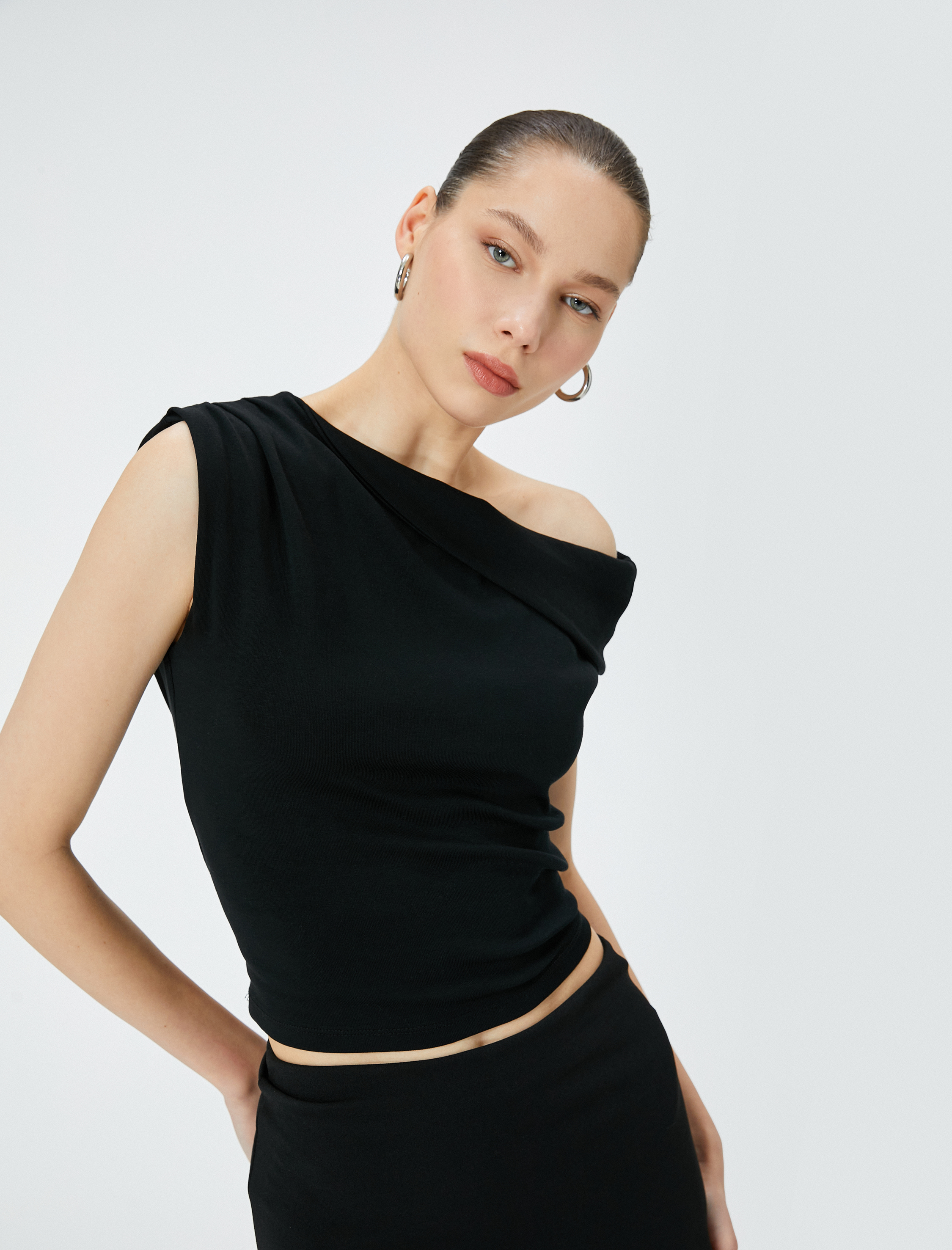 Koton Kadın Tek Omuz Üst Omzu Açık Drapeli Slim Fit Pamuklu -1
