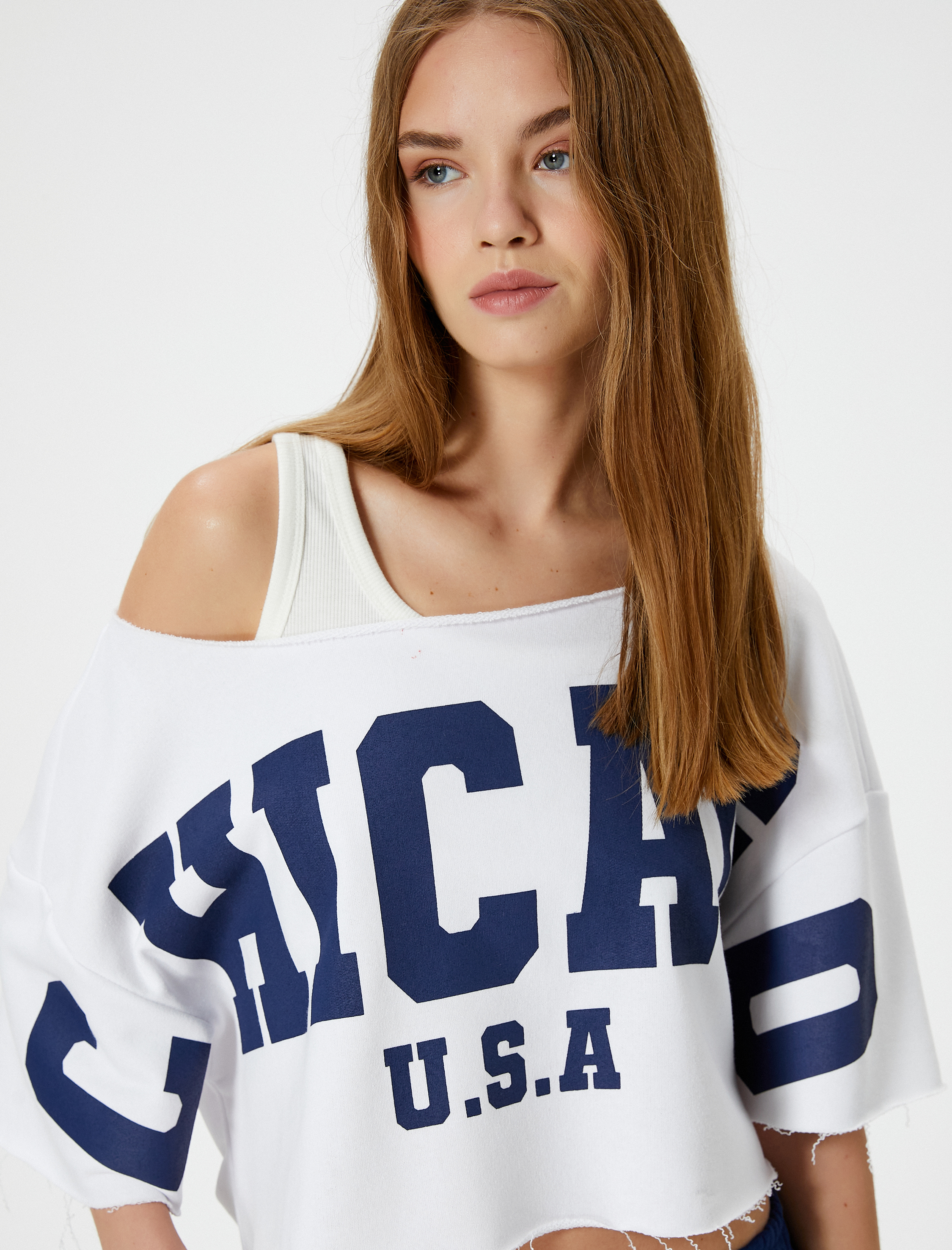   Omzu Açık Tişört Crop Kolej Temalı Baskılı Rahat Kalıp