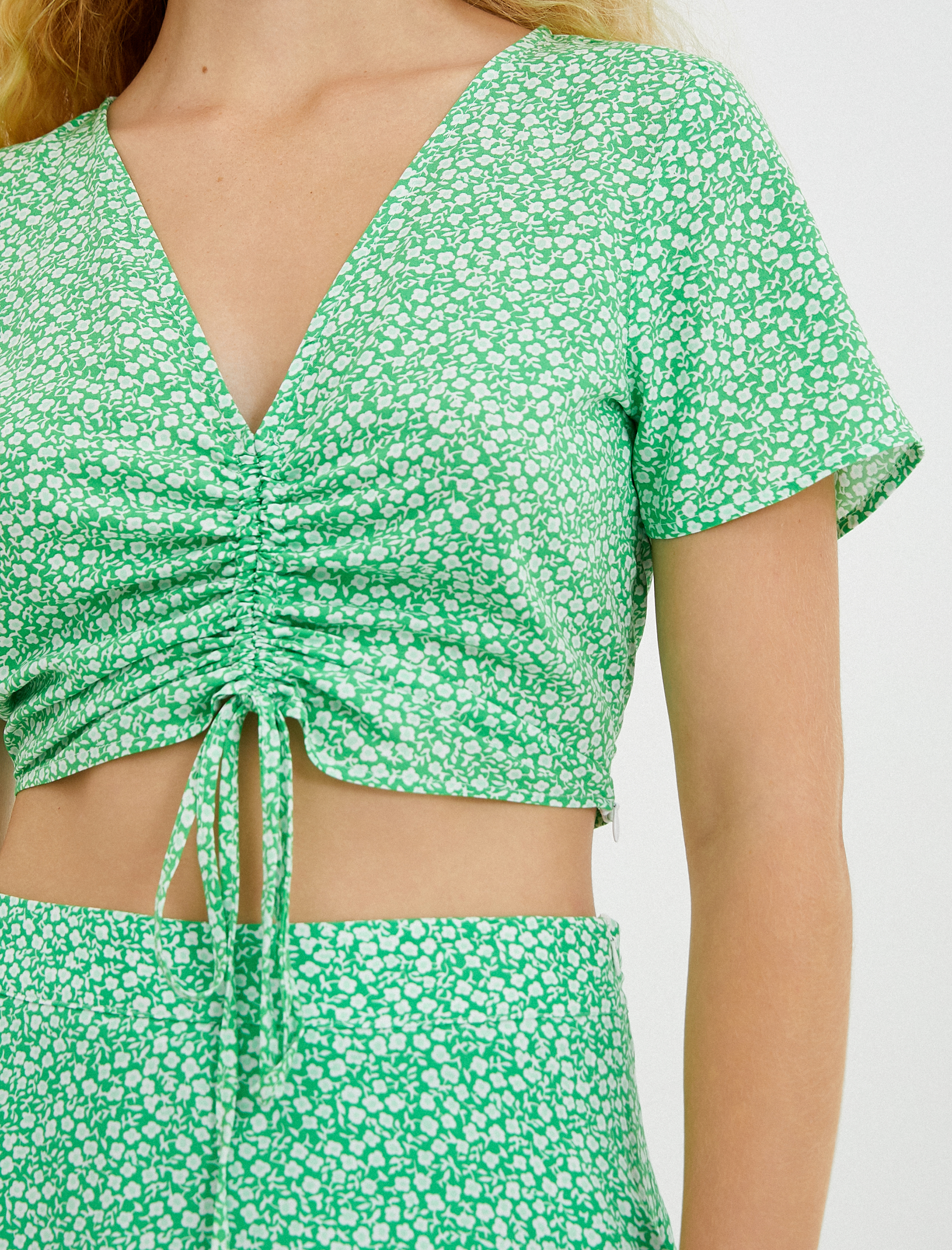   Crop Bluz Derin V Yaka Büzgülü