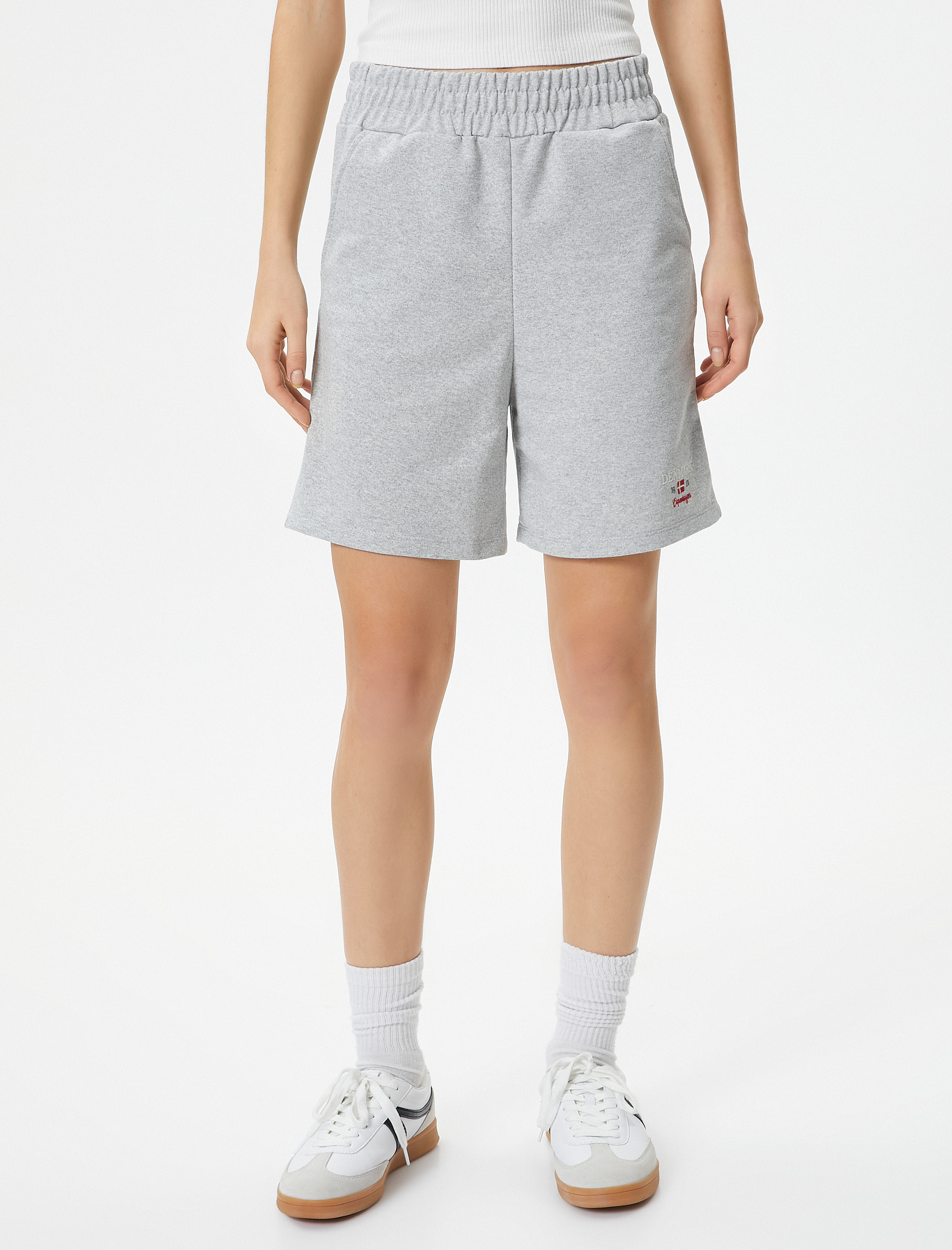   Şort Cepli İşleme Detaylı