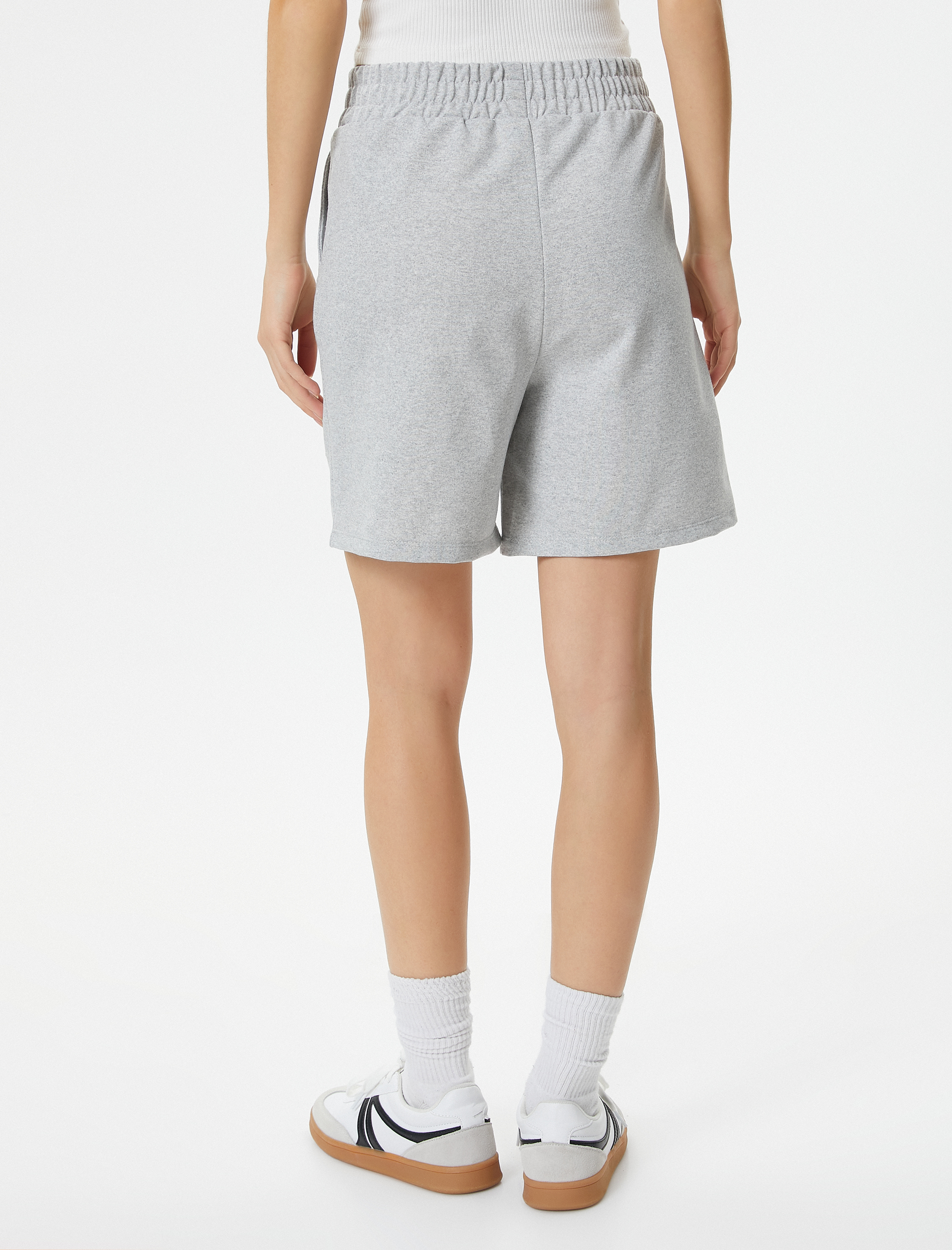   Şort Cepli İşleme Detaylı