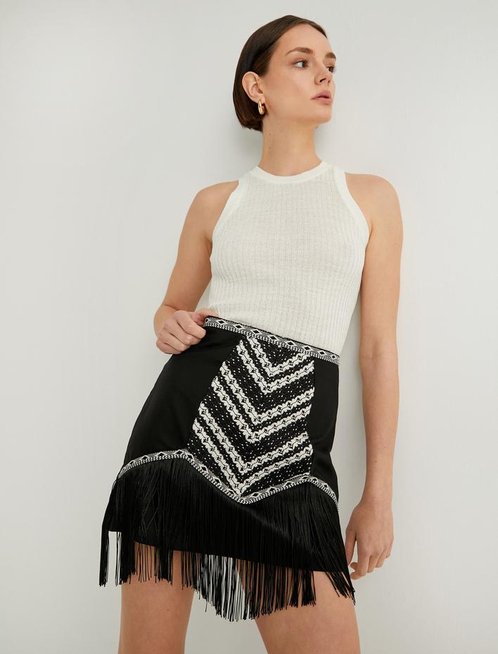  Melis Ağazat X Koton - Etnik Görünümlü Püsküllü Mini Etek