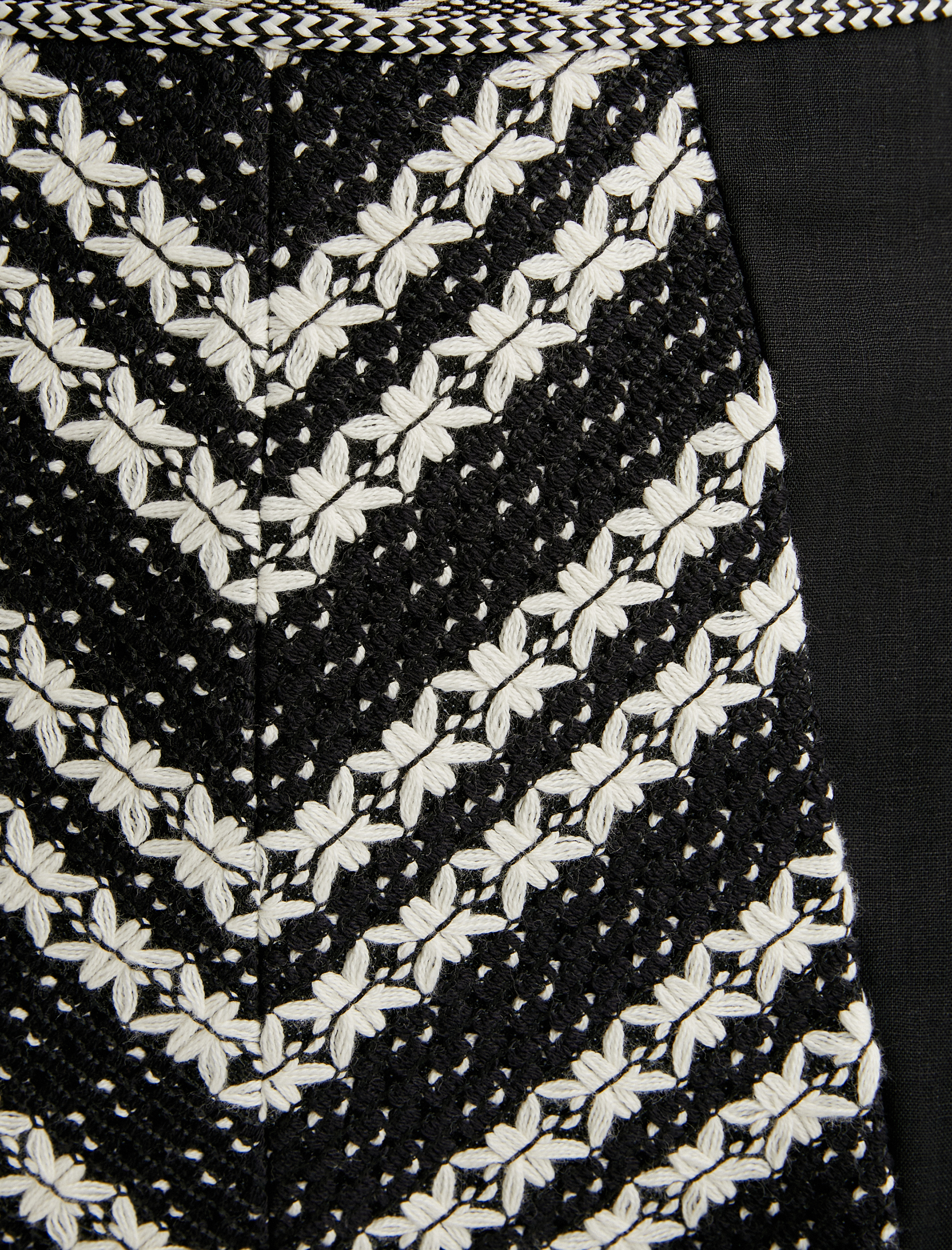   Melis Ağazat X Koton - Etnik Görünümlü Püsküllü Mini Etek