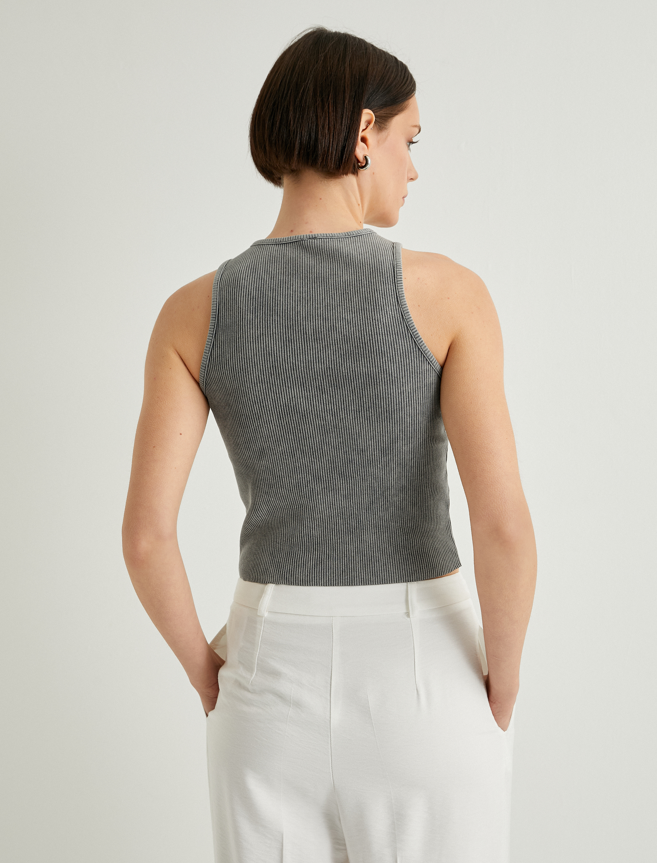   Fitilli Halter Yaka Atlet Pencere Detaylı